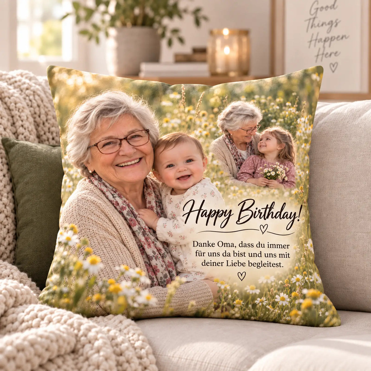 Ein Foto eines personalisierten Geschenkkissens auf einer Couch. Das Kissen zeigt Fotos von einer Großmutter mit ihren Enkelkindern und dem deutschen Text: „Happy Birthday! Danke Oma, dass du immer für uns da bist und uns mit deiner Liebe begleitest.“