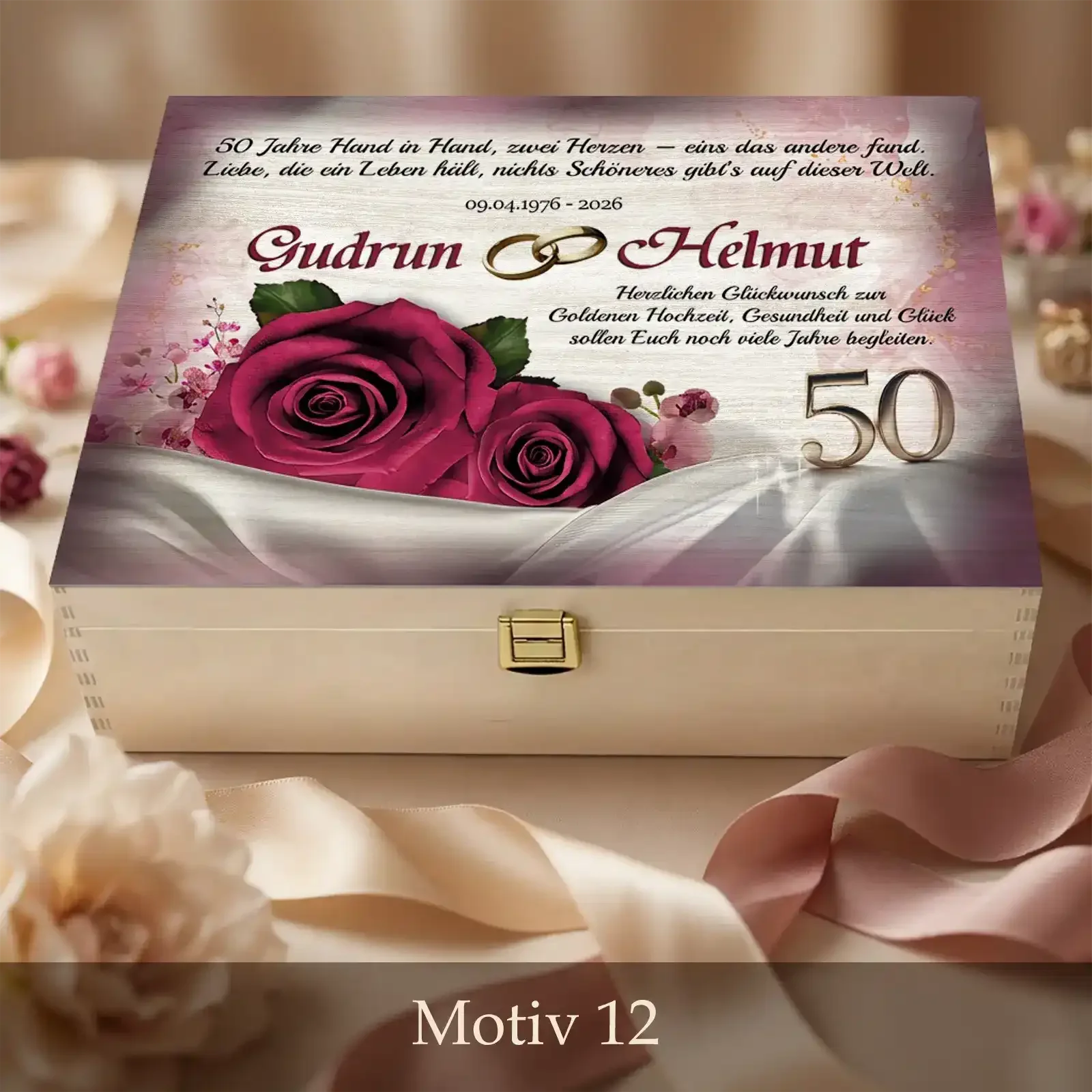 Hochwertiges Geschenk zur Goldenen Hochzeit auf Holzbox individuell personalisiert mit Namen, Datum und Motiv zum 50. Hochzeitstag