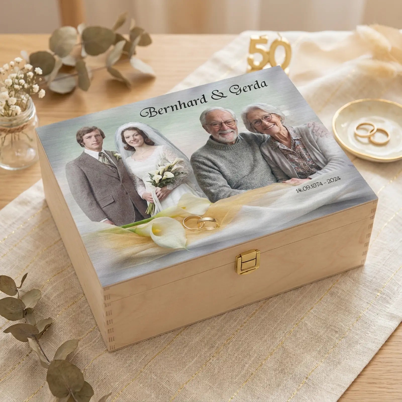 Personalisierte Holzbox. Geschenk zur Goldenen Hochzeit mit Fotocollage eines Ehepaares, links Hochzeitsfoto von früher und rechts aktuelles Porträt mit den Namen Bernhard und Gerda sowie Datum zum 50. Hochzeitstag