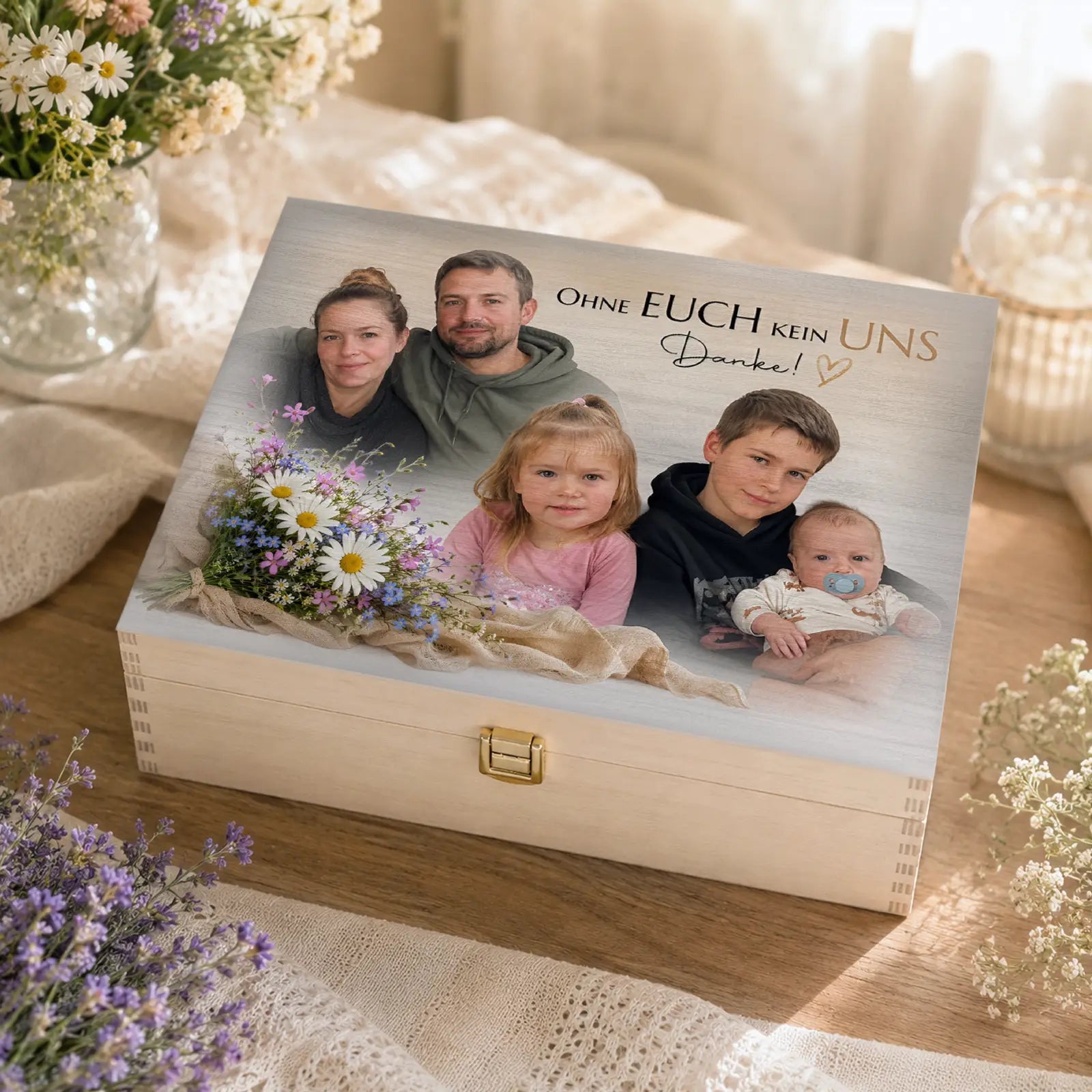Holzbox mit Foto der Familie als persönliches Geschenk zum Geburtstag für Großeltern.