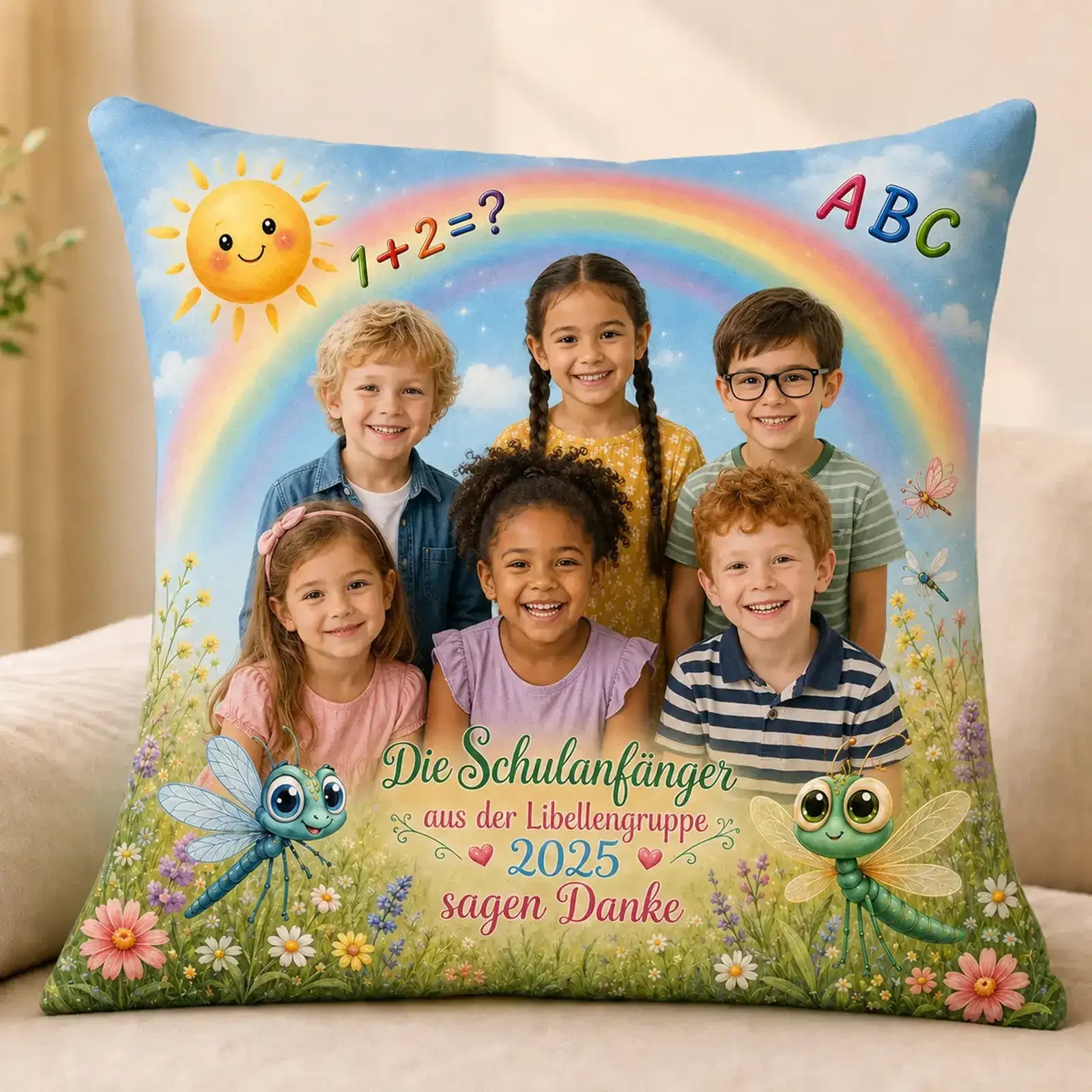 Geschenk zum Kindergarten-Abschied – Fotokissen mit fröhlichem Gruppenfoto der Kinder und bunten Motiven.