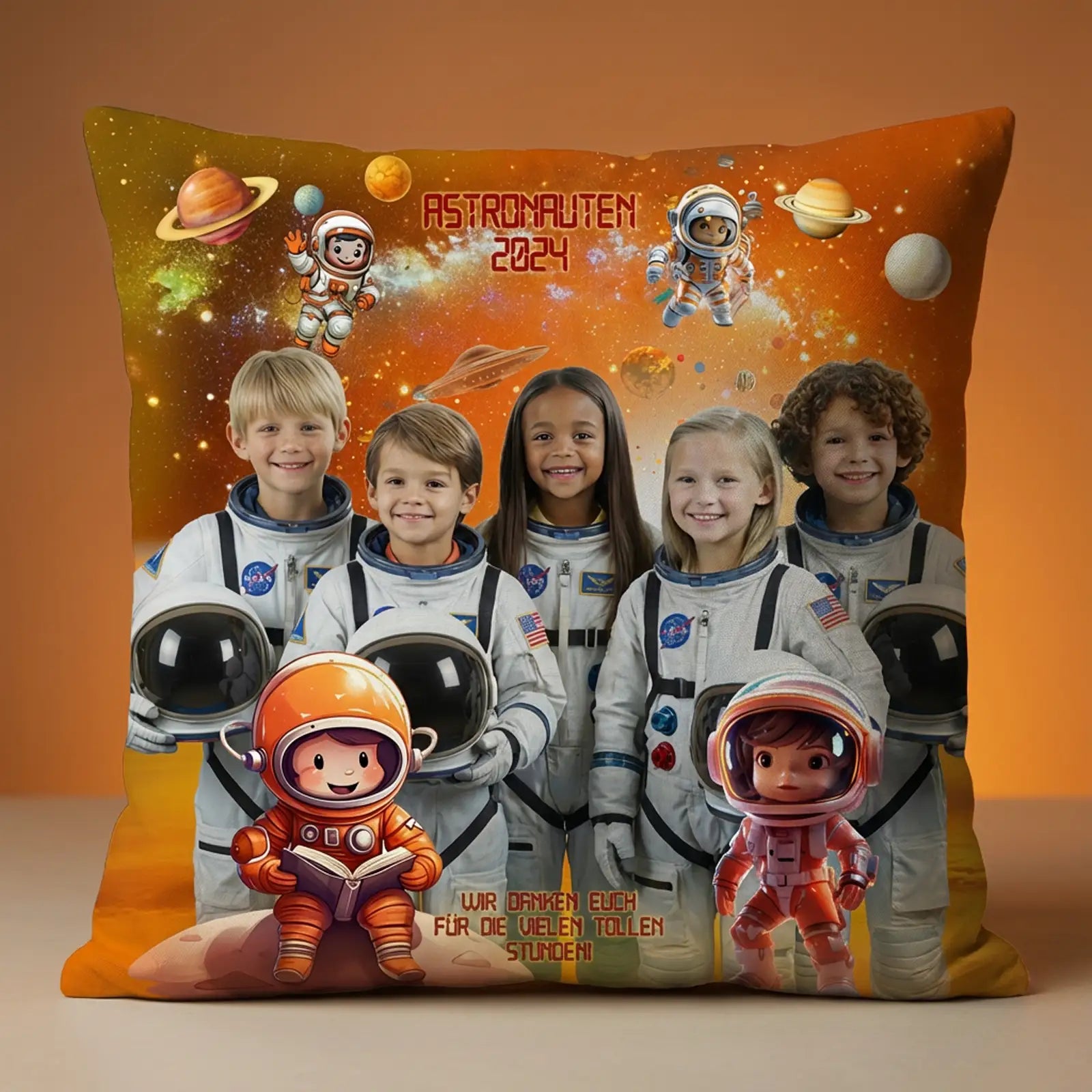 Geschenk zum Kindergarten-Abschied – Fotokissen mit Astronauten-Thema und Gruppenfoto der Kinder 2024.