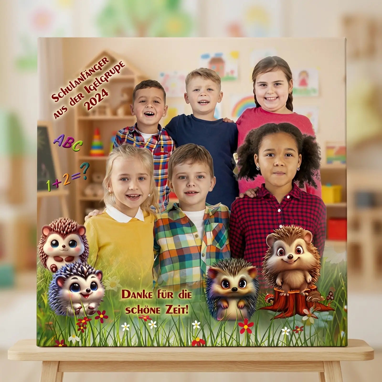 Fotoleinwand mit Kindergruppe vor Holzhaus, Igelfiguren und Wiese als personalisiertes Kindergarten-Abschiedsgeschenk.