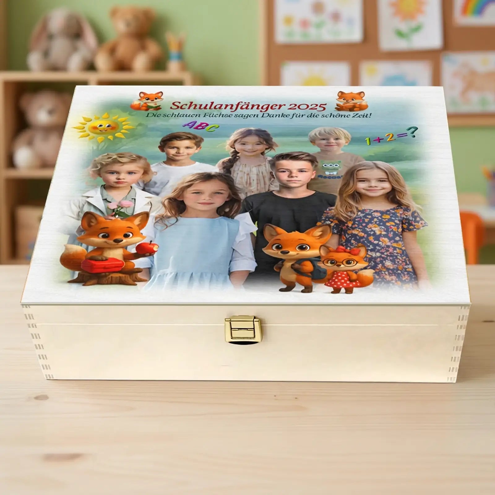 Geschenk für den Kindergarten – Gruppenbild auf Holzbox mit Schulanfängern 2025 und niedlichen Figuren.