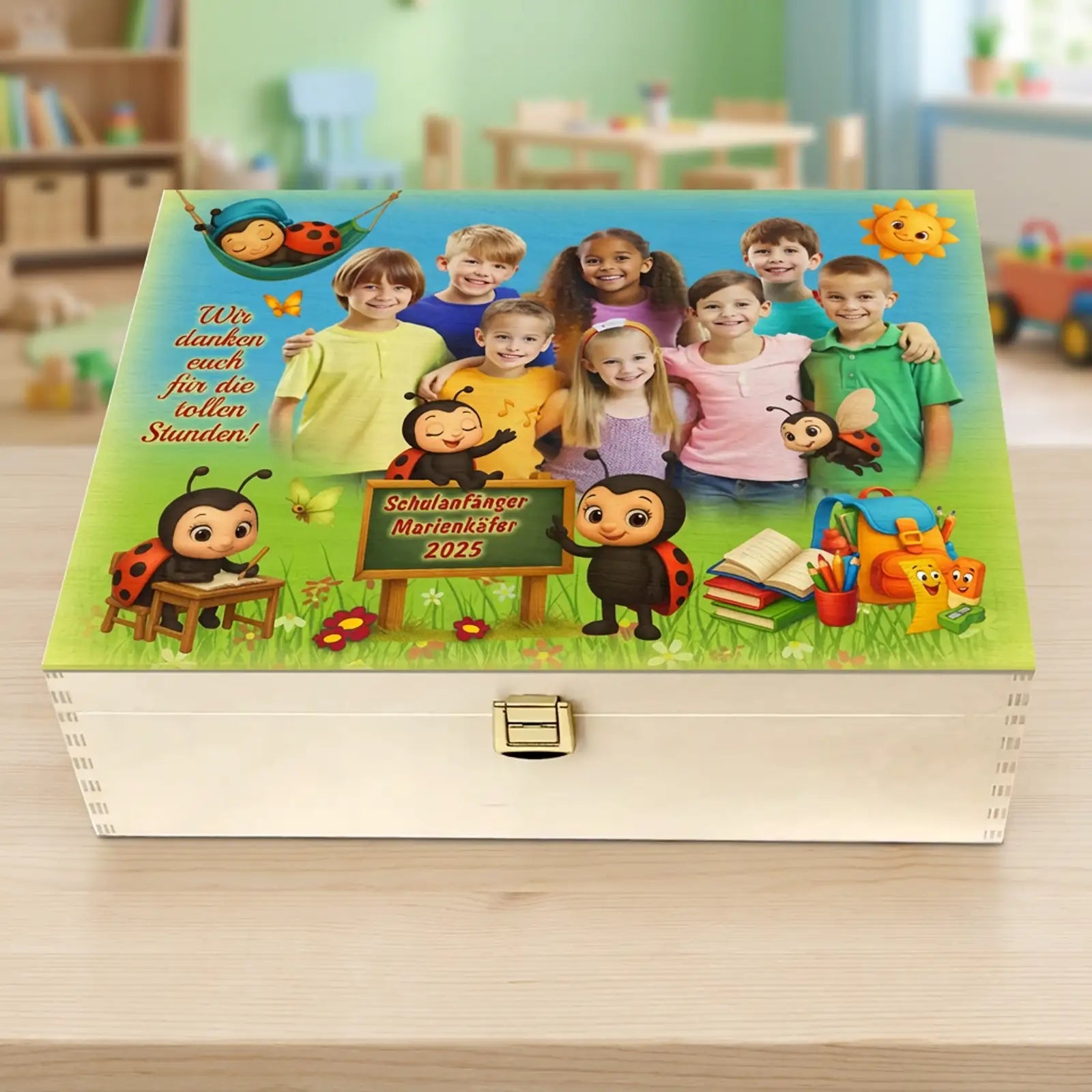 Geschenk – Gruppenbild auf Holzbox für Kindergarten mit Kindern, Erinnerungsstück für Kita & Schule, kreative Gestaltung.