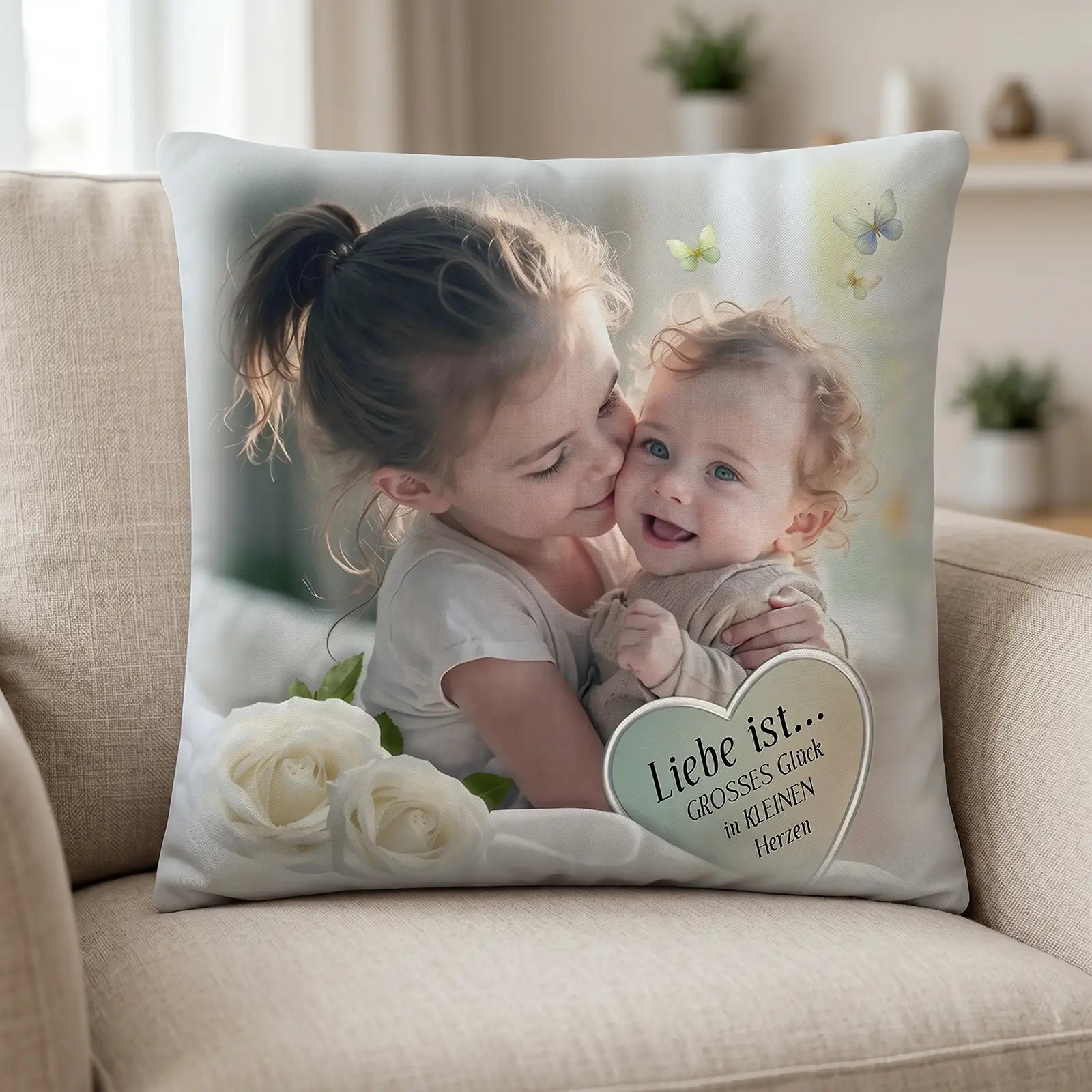 Geschenk für jeden Anlass: Personalisiertes Kissen mit herzlichem Kinderfoto auf einer Couch