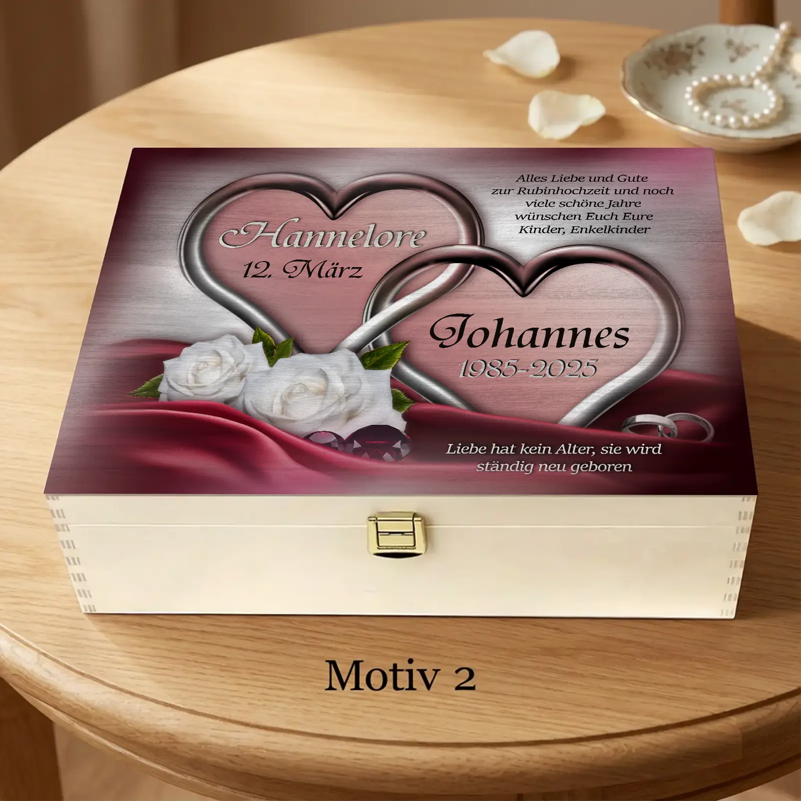 Diese exklusive Holzbox ist ein personalisiertes Geschenk zur Rubinhochzeit und erinnert stilvoll an den 40. Hochzeitstag.
