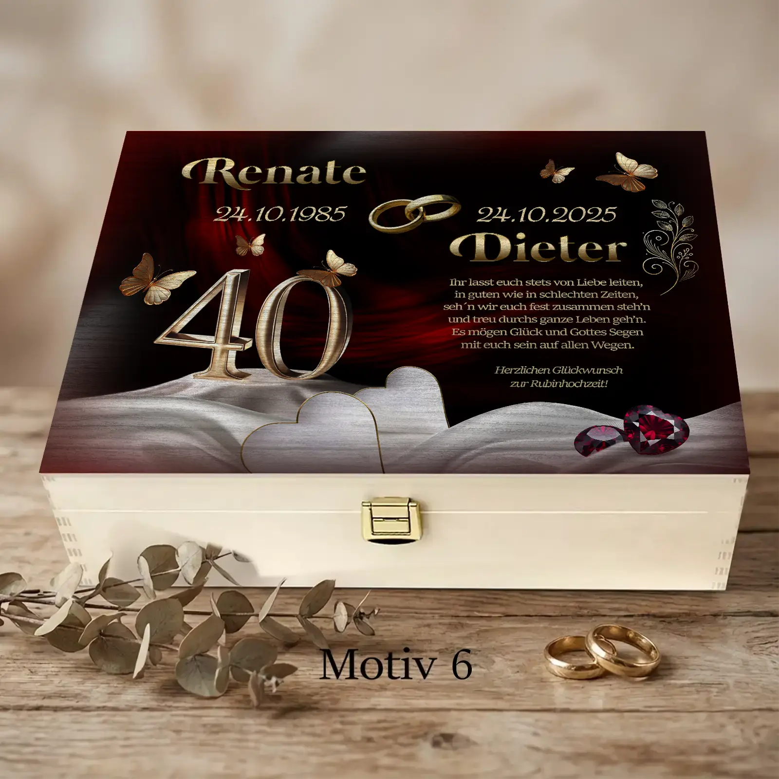 Diese exklusive Holzbox wird als personalisiertes Geschenk zur Rubinhochzeit gestaltet und macht den 40. Hochzeitstag unvergesslich.