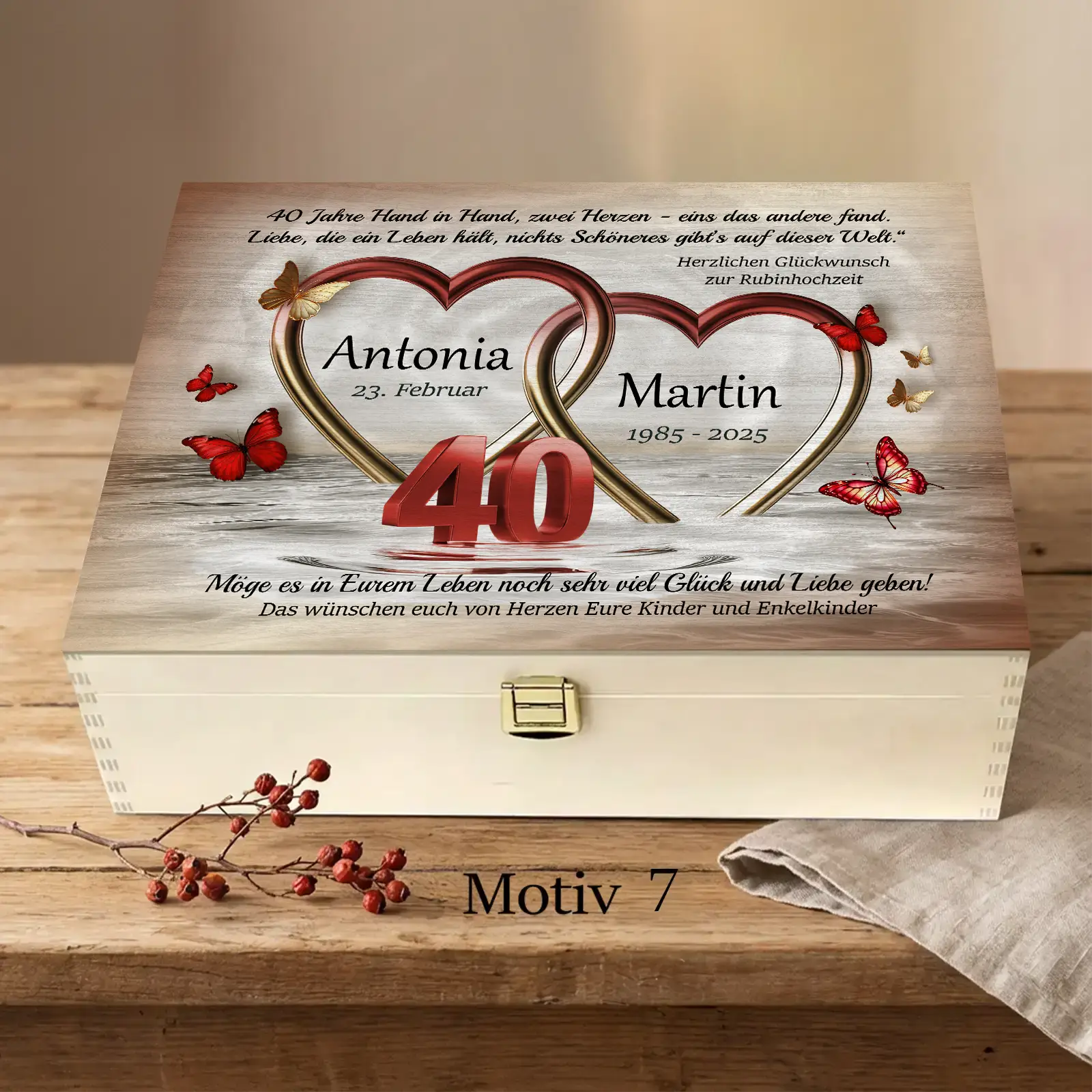 Eine individuell gestaltete Holzbox als personalisiertes Geschenk zur Rubinhochzeit für den 40. Hochzeitstag mit stilvollem Motiv.