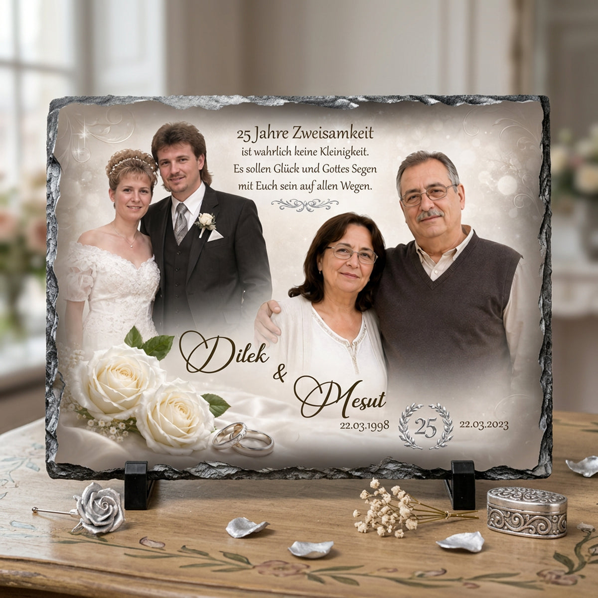 Personalisierte Schieferplatte zur Silberhochzeit mit Hochzeitsfotos und Spruch, bedruckt auf Naturschiefer mit Bruchkante und Standfüßen als Fotogeschenk zum 25. Jubiläum