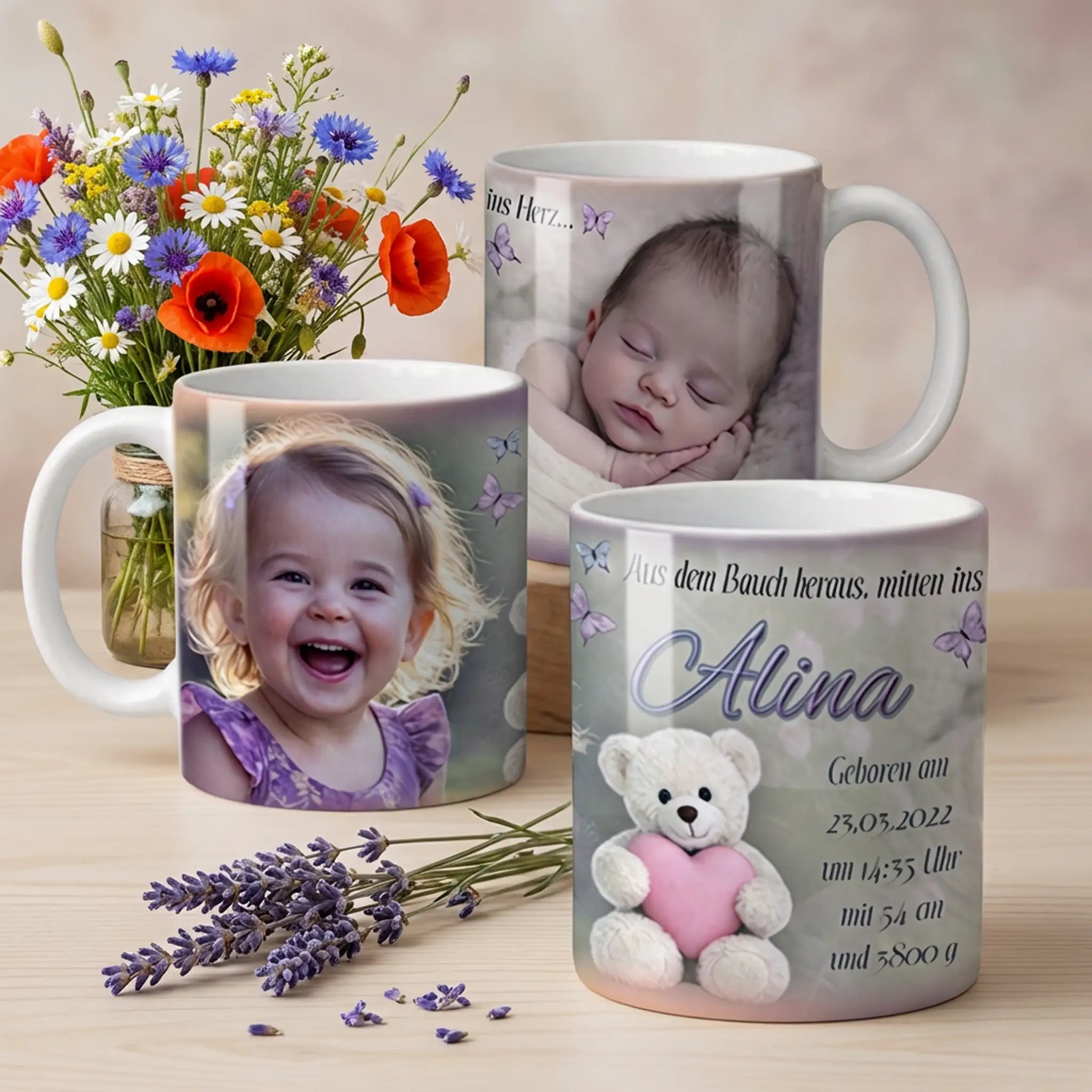 Personalisierte Babytasse mit Foto – liebevoll gestaltetes Geschenk zur Geburt oder Taufe, dekorativ platziert in gemütlicher Babyszene mit Lavendel und Kuscheltier