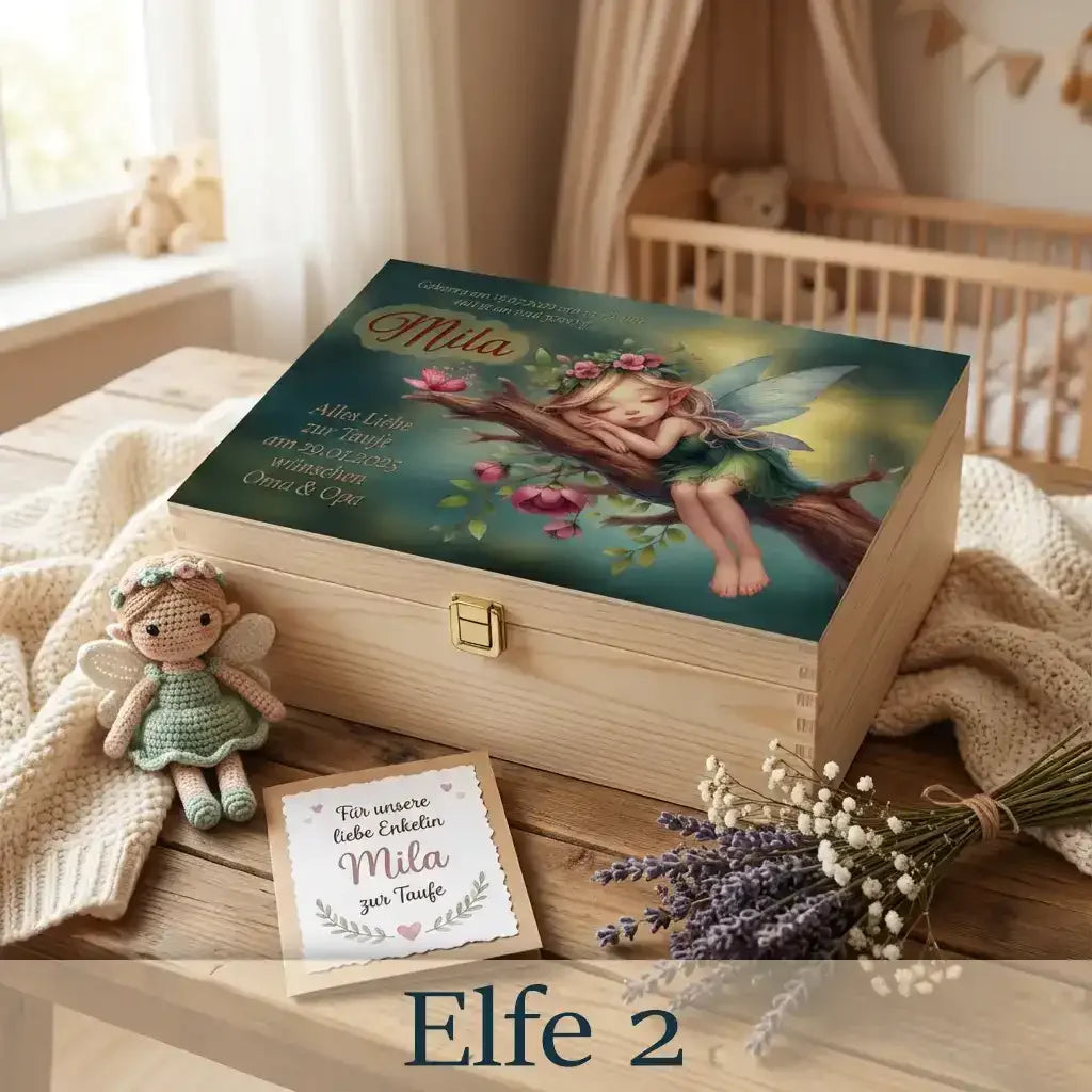 Eine elegante Holzbox mit Motiv als personalisiertes Geschenk zur Taufe, gestaltet mit Namen und wichtigen Daten des Kindes.
