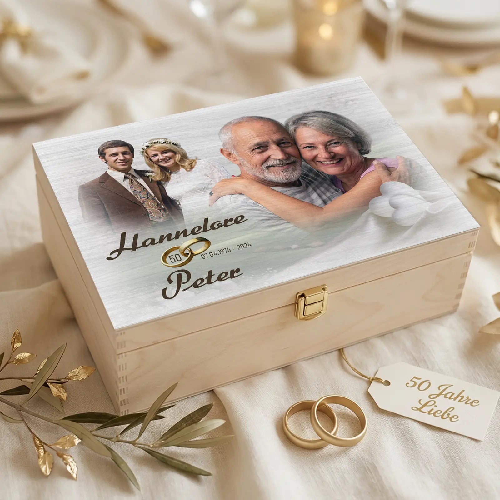 Personalisierte Holzbox als Geschenk zur Goldenen Hochzeit mit Fotocollage eines Ehepaares, Hochzeitsfoto von früher und aktuellem Porträt mit den Namen Hannelore und Peter sowie goldenen Ringen zum 50. Hochzeitstag
