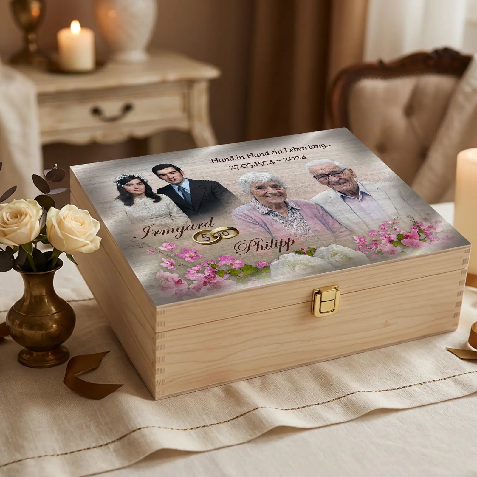 Personalisierte Holzbox als Geschenk zur Goldenen Hochzeit mit Fotocollage eines Ehepaares, Hochzeitsfoto von früher und aktuellem Porträt mit den Namen Irmgard und Philipp