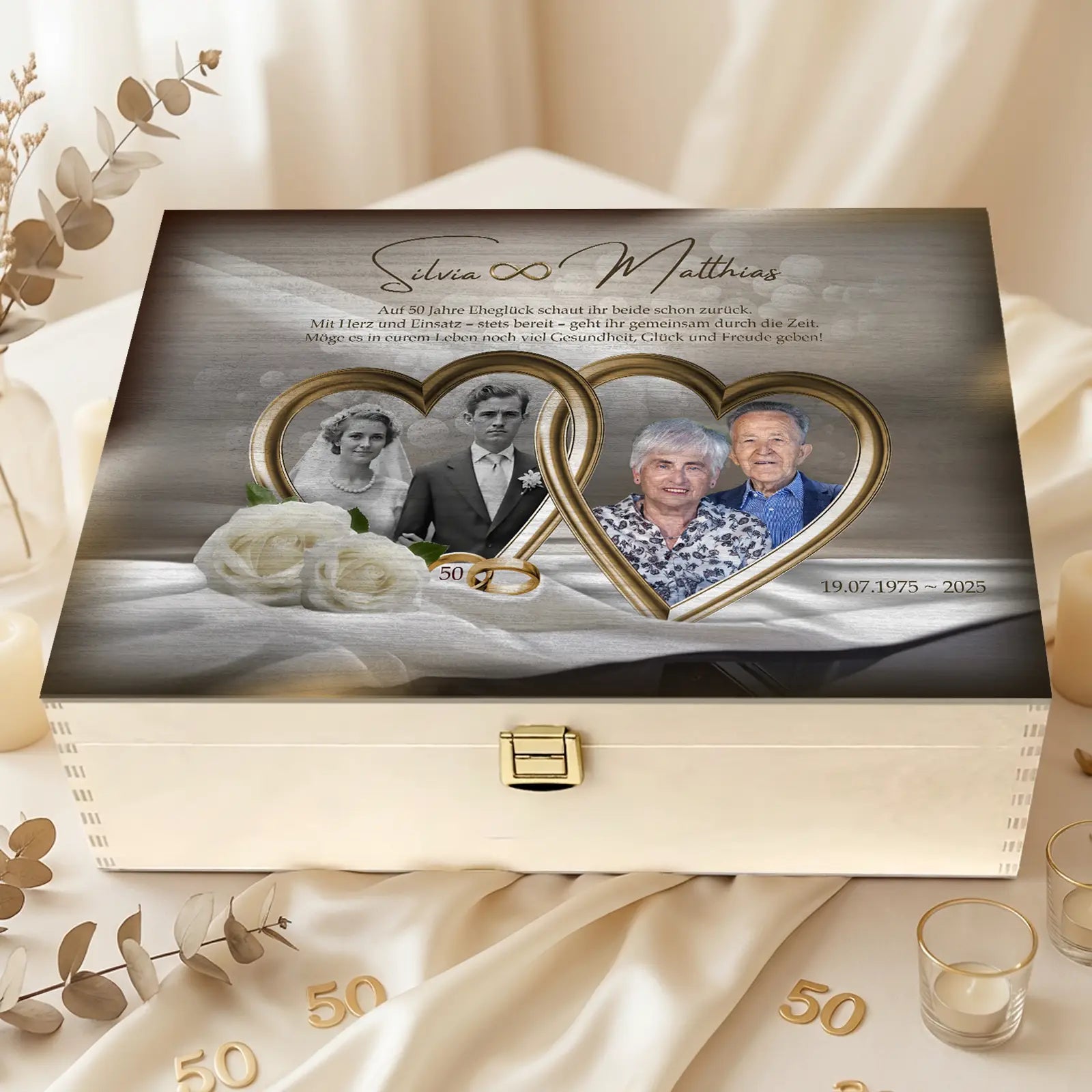 Goldene Hochzeit Fotobox personalisiert mit Namen Datum und Bildmotiv. Diese Erinnerungskiste eignet sich perfekt als Geschenk für ein Jubelpaar und bewahrt kleine Schätze und Botschaften aus fünf Jahrzehnten Ehe. Ein hochwertiges Erinnerungsstück das über das Jubiläum hinaus Freude bringt und Teil der Familiengeschichte wird.