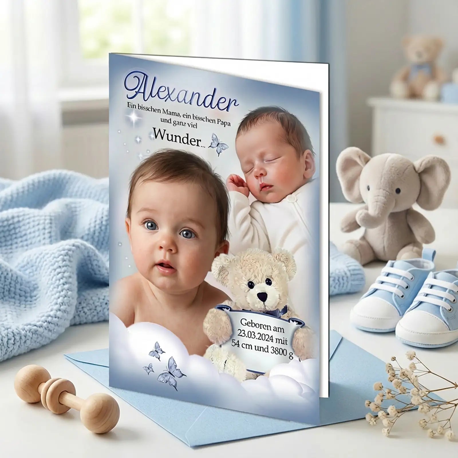 Geburtskarte Junge mit Babyfoto, Kuschelteddy, Schmetterlingen und Geburtsdaten, blau