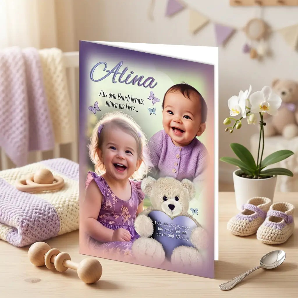 Geburtskarte Mädchen mit zwei lachenden Babys in Lila, Teddybär und Schmetterlingen