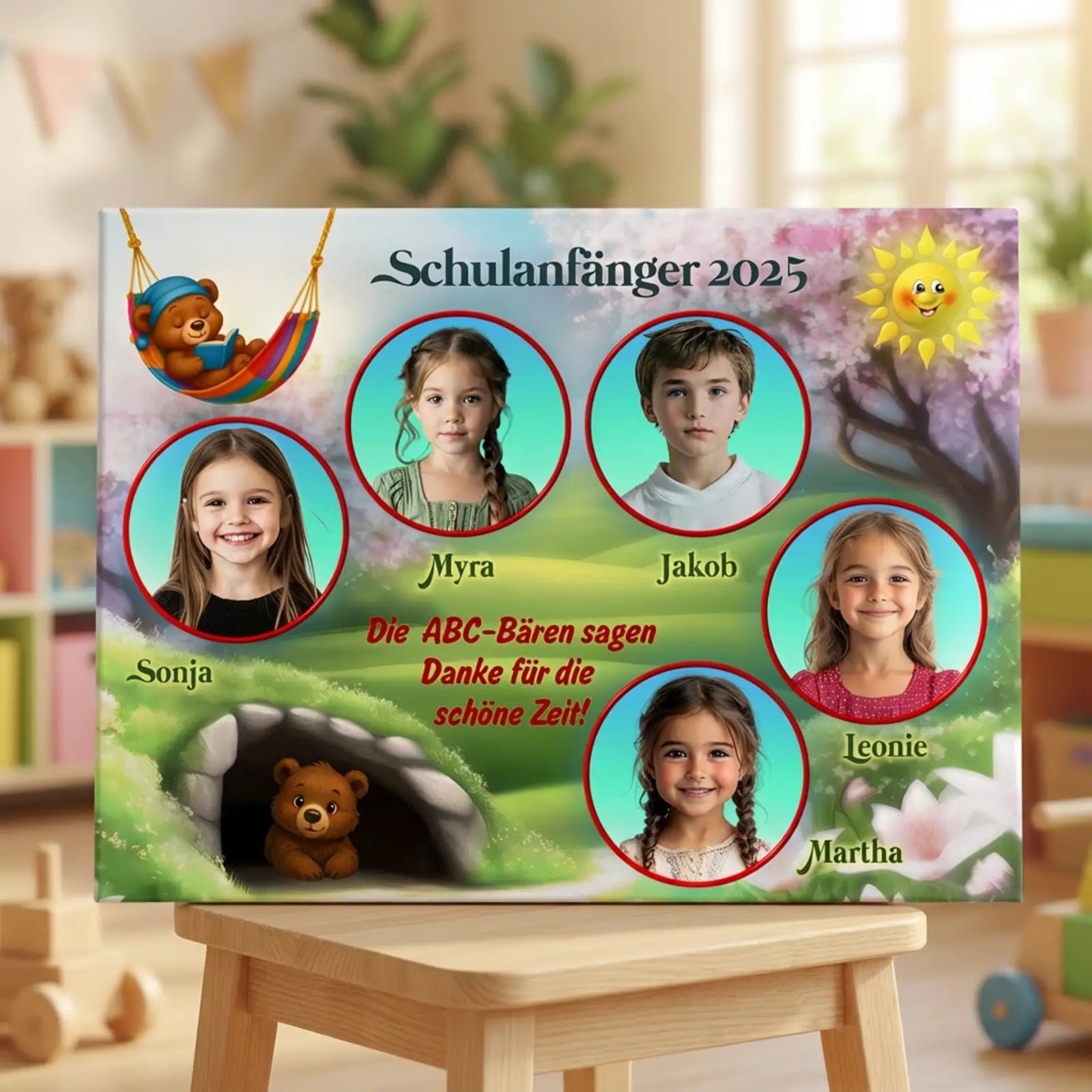 Leinwandcollage für den Kindergartenabschied mit allen Namen, Fotos und persönlichem Dankesgruß, gruppiert in einer fantasievollen Szene