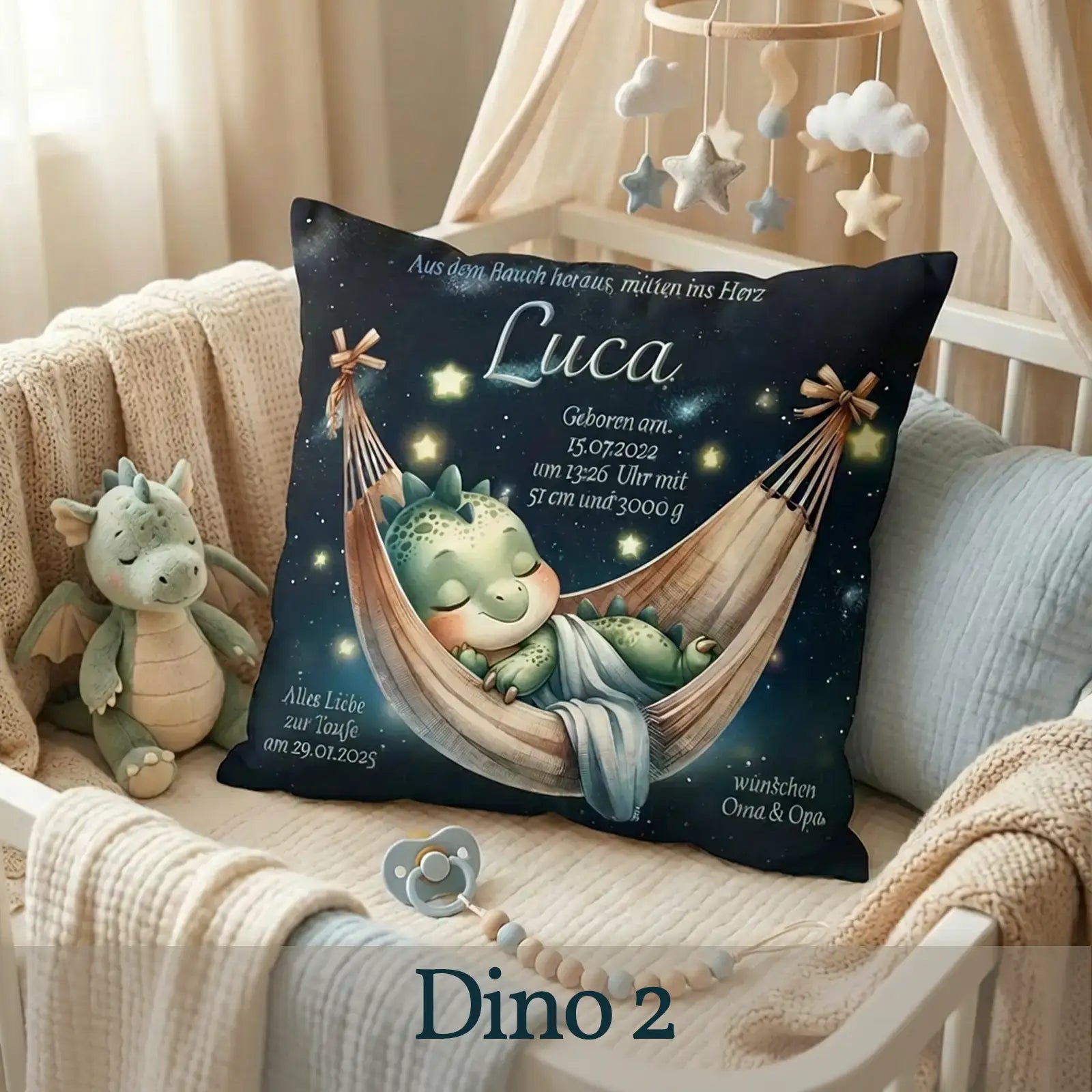 Personalisierbares Kissen mit schlafendem Dino in Hängematte und Taufdaten vor Sternenhimmel