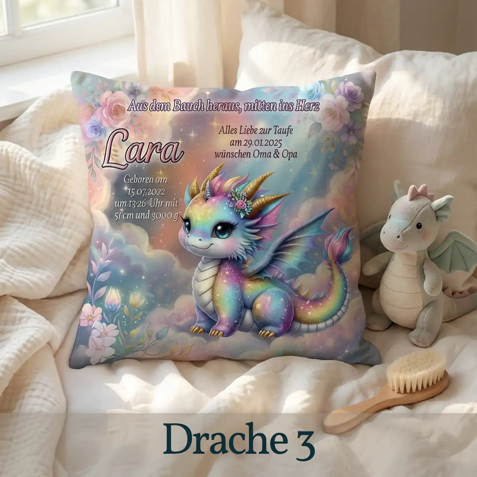 Kissen mit buntem Baby-Drache, personalisiertem Text, Namen Luca und Geburtsdaten.