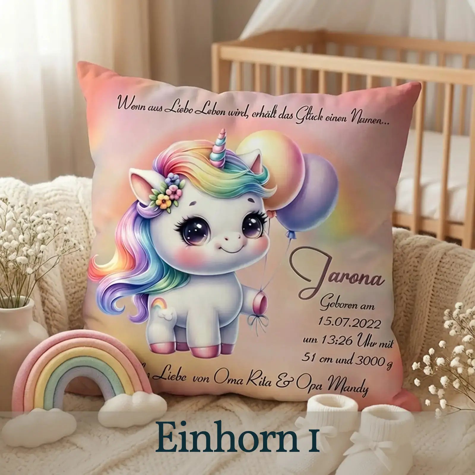 Rechteckiges Kissen mit niedlichem Einhorn, Blumenkranz und personalisiertem Text auf pastellfarbenem Hintergrund.