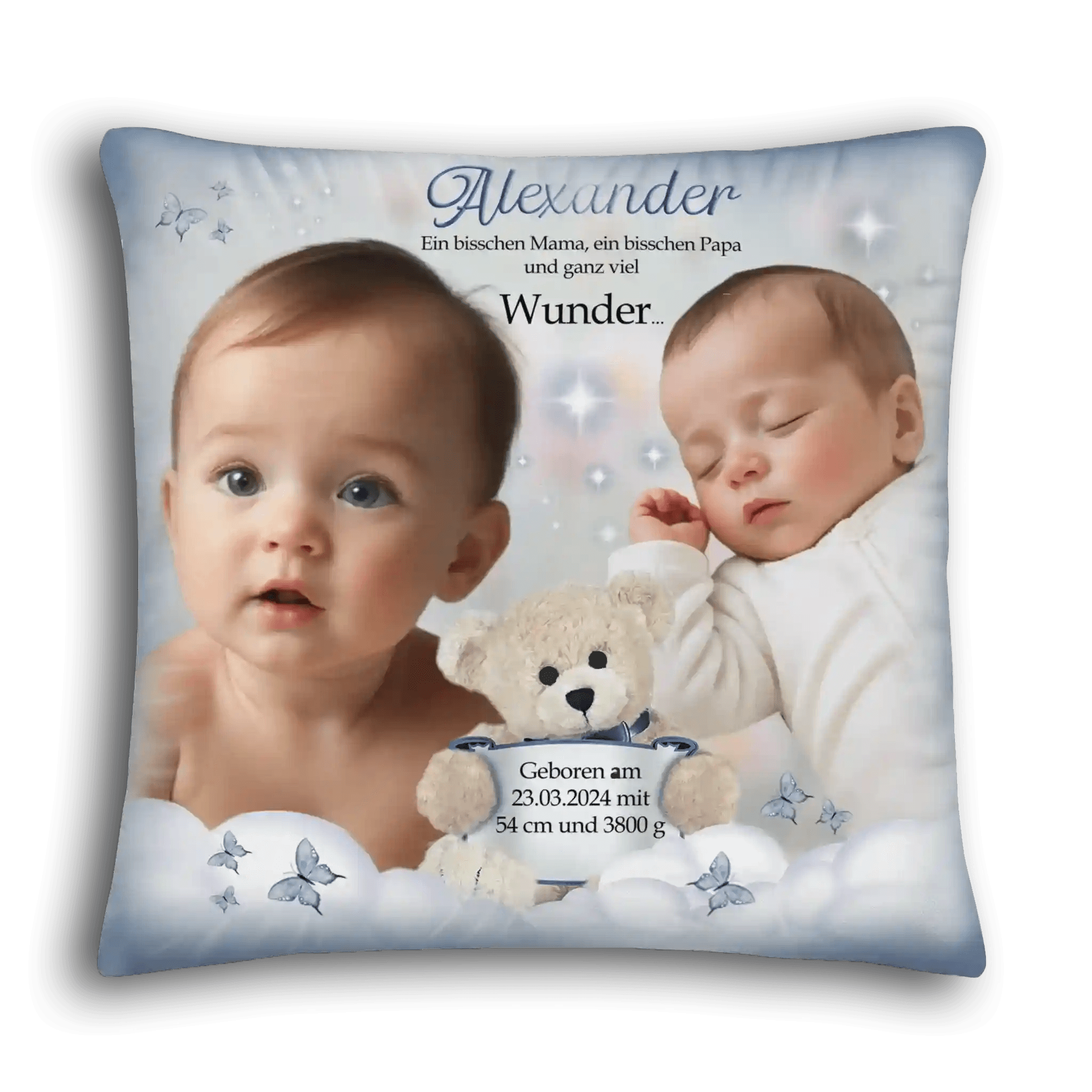 Kissen zur Geburt eines Jungen in zartem Babyblau mit zwei Babyfotos, Teddy mit Schriftrolle der Geburtsdaten, dekoriert mit Sternchen und Schmetterlingen.