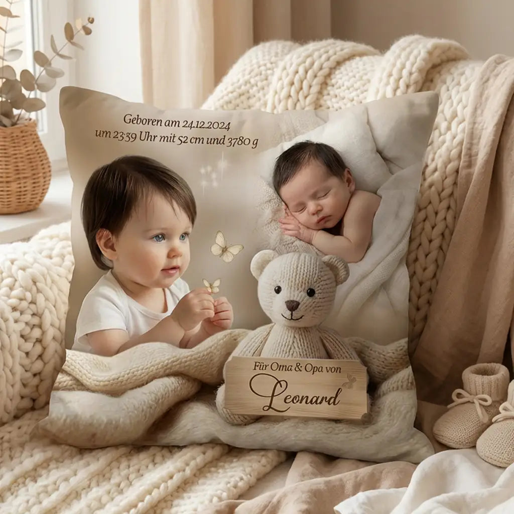 Personalisiertes Babykissen mit Fotos eines kleinen Jungen, Name „Leonard“ und Geburtsdaten, dekoriert mit gestricktem Teddy, Schmetterlingen und weichen Babydecken – Geschenk für Oma und Opa zur Geburt.