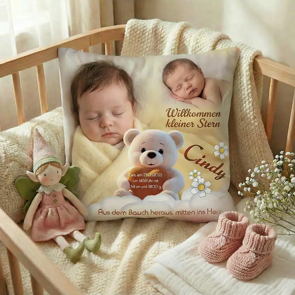 Personalisiertes Babykissen mit zwei Fotos eines schlafenden Babys, Name „Cindy“ und Geburtsdaten, dekoriert mit einem weißen Teddybär und Blumen – liebevolles Geschenk zur Geburt.