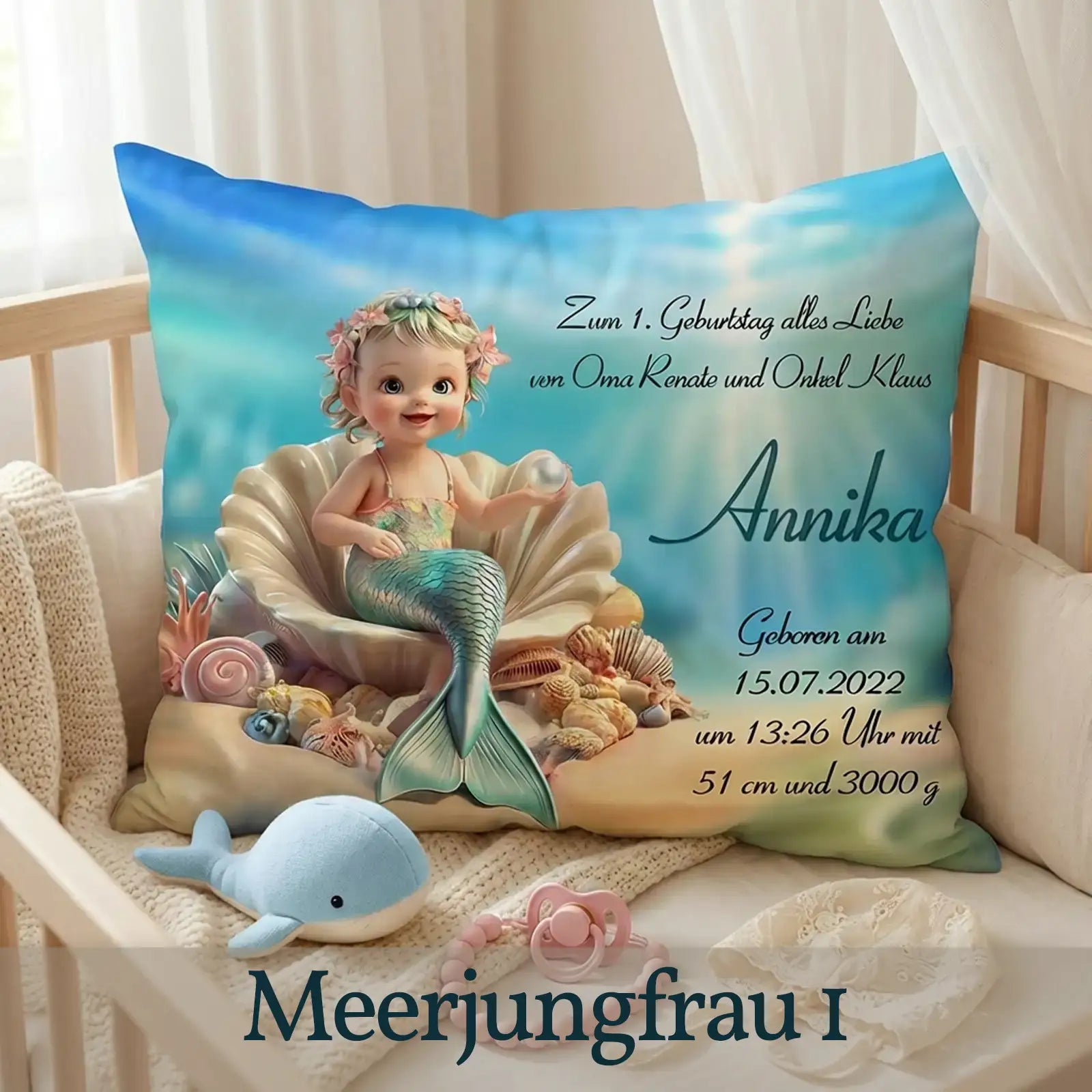 Personalisierbares Kissen mit Meerjungfrau-Motiv, Muscheln und Geburtsdaten auf blauem Hintergrund