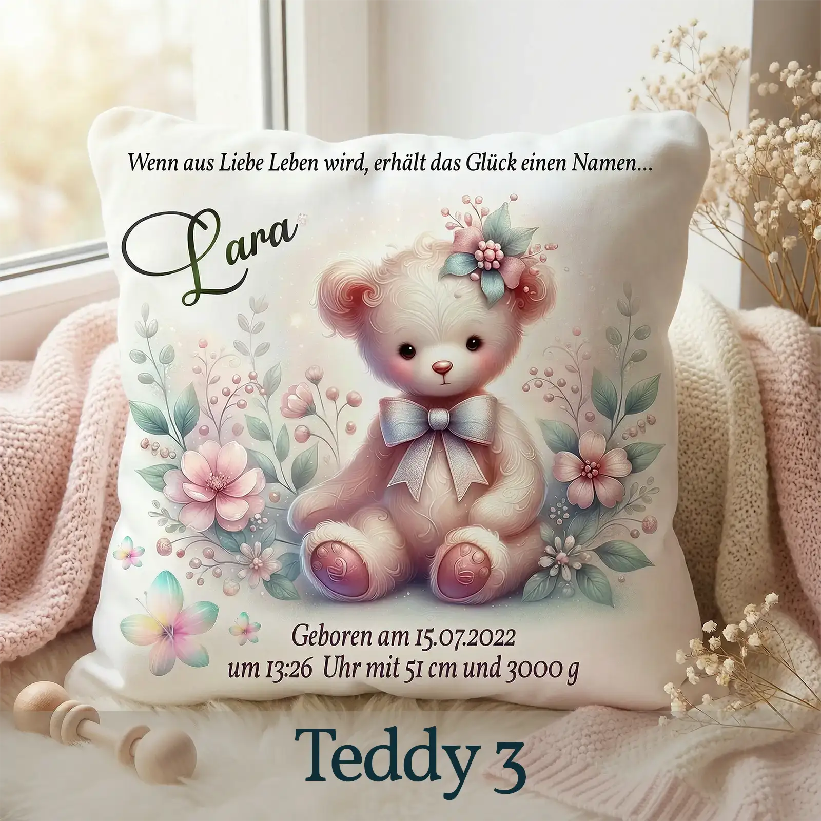 Personalisiertes Kissen mit niedlichem Teddy in Latzhose, Ballons, Sonne und Geburtsdaten.