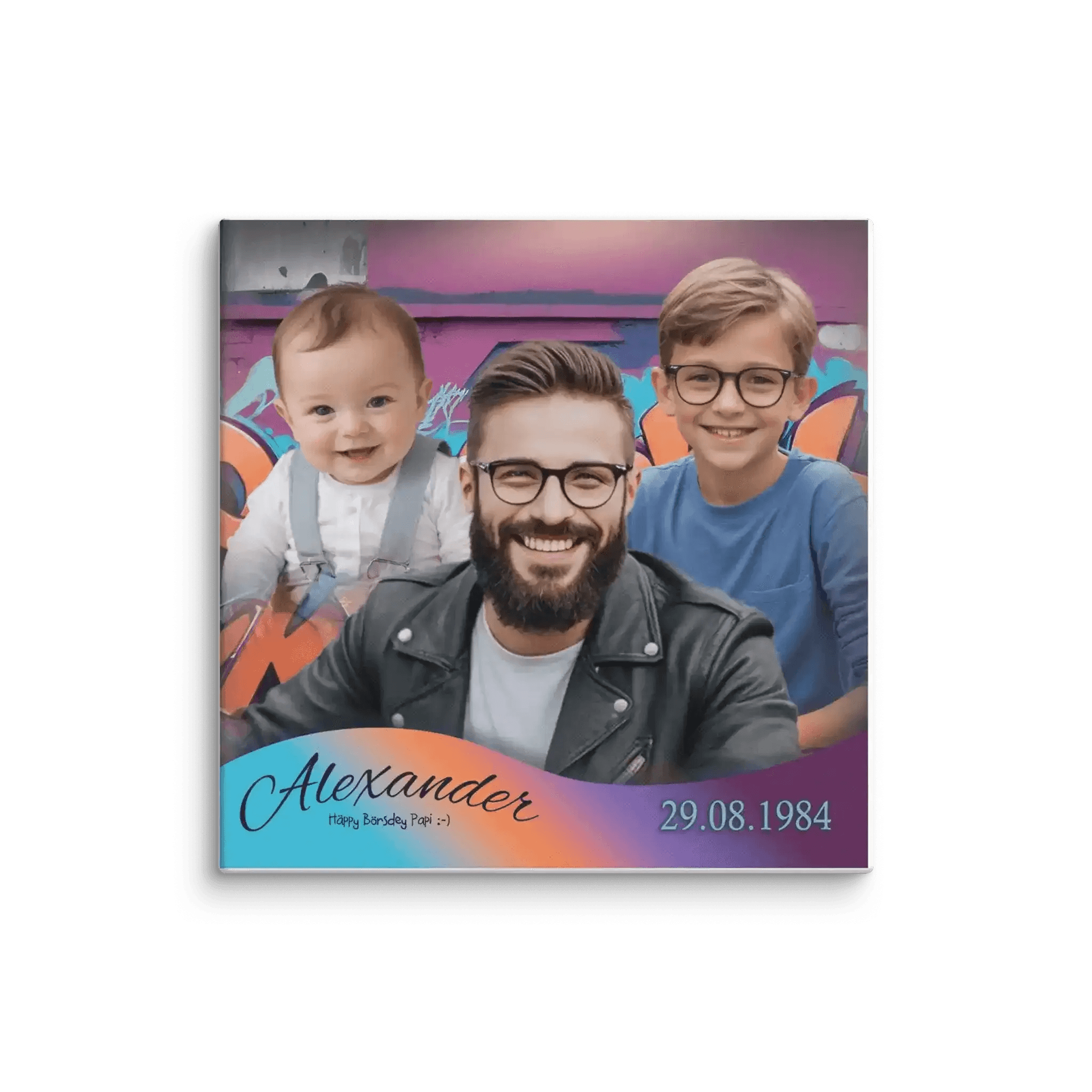Personalisierte Leinwand zum Vatertag, zeigt einen Vater mit seinen zwei Söhnen in liebevollen Momenten, als besonderes Geschenk für gemeinsame Erinnerungen