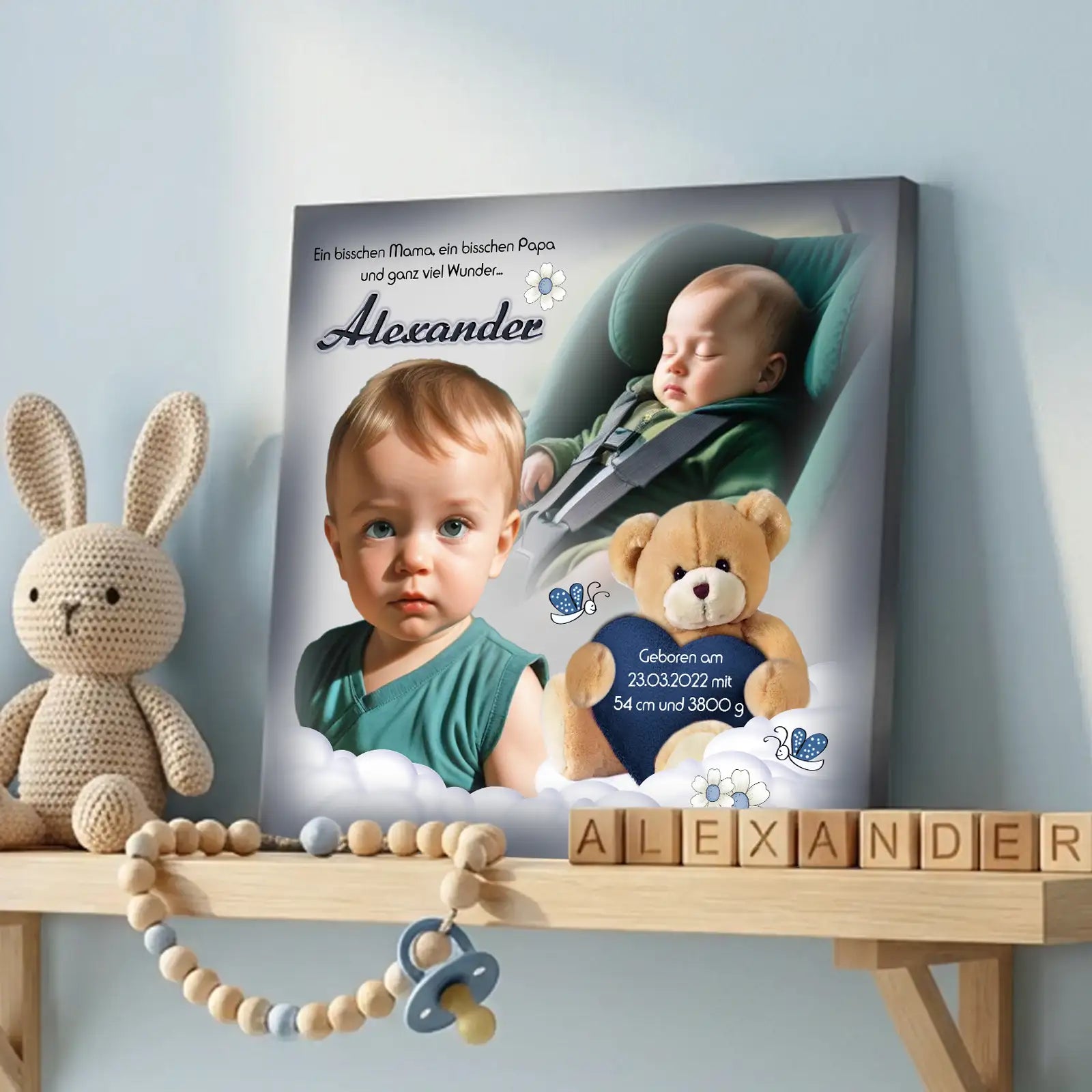 Personalisiertes Baby Bild auf Leinwand mit zwei Fotos von Alexander, Name und Geburtsdaten, dekorativ im Kinderzimmer mit Kuschelhasen, Teddybär und Buchstabenwürfeln