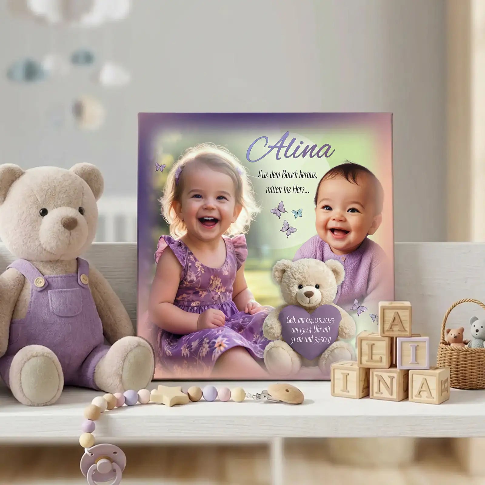Bezaubernd personalisiertes Baby Bild auf Leinwand mit Fotos von Alina, Name und Geburtsdaten, dekorativ präsentiert im Kinderzimmer mit Teddybär und Holzbuchstaben