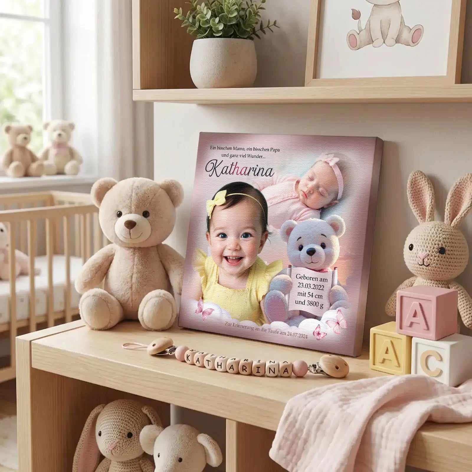 Liebevoll personalisiertes Baby Bild auf Leinwand mit Fotos von Katharina, Geburtsdaten und Spruch, dekorativ präsentiert im Mädchenzimmer mit Teddybär und Kuscheltieren