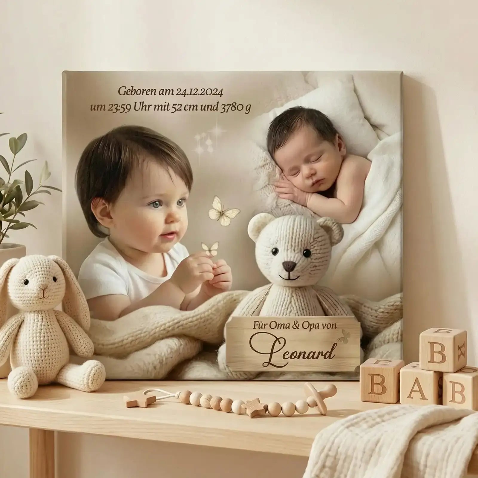 Personalisiertes Babybild Leinwand Leonard mit Geburtsdaten, zwei Kinderfotos und Kuscheltier im warmen Beige, Geschenk für Großeltern im Babyzimmer dekoriert