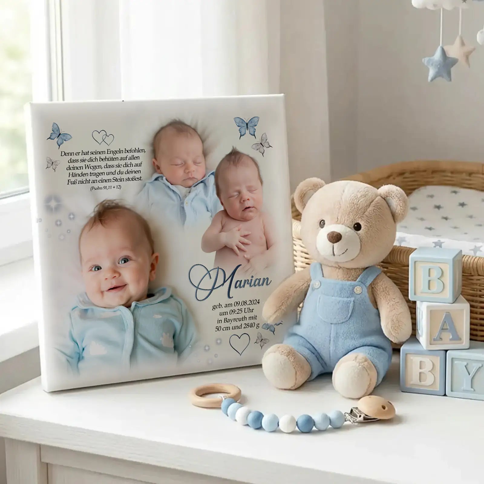 Liebevoll personalisierte Baby Leinwand mit drei Fotos von Marian, Name, Geburtsdatum und Spruch, dekorativ in Szene gesetzt mit Teddybär im Jungenzimmer