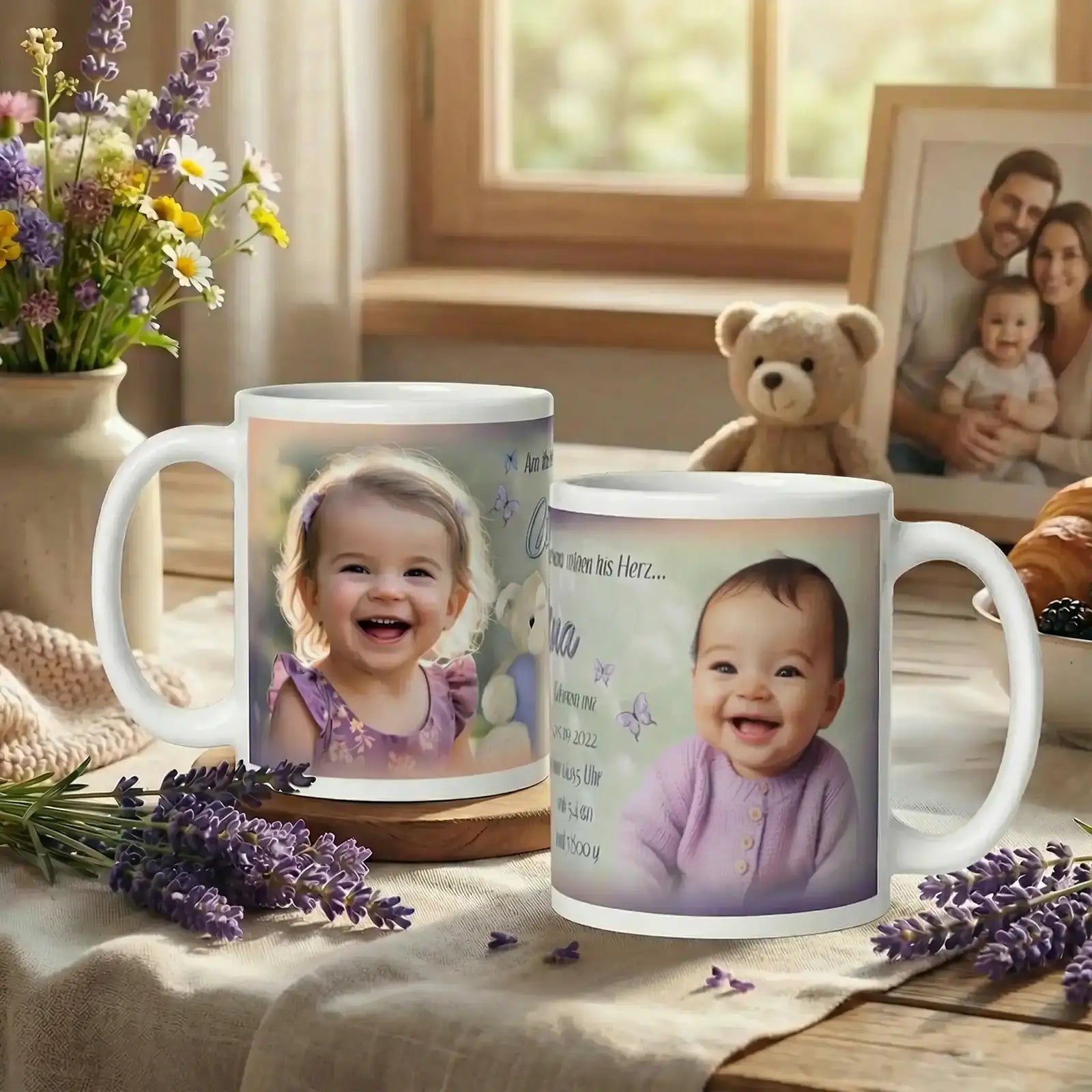 Personalisierte Babytasse mit Foto – liebevoll gestaltetes Geschenk zur Geburt oder Taufe, dekorativ platziert in gemütlicher Babyszene mit Lavendel und Kuscheltier
