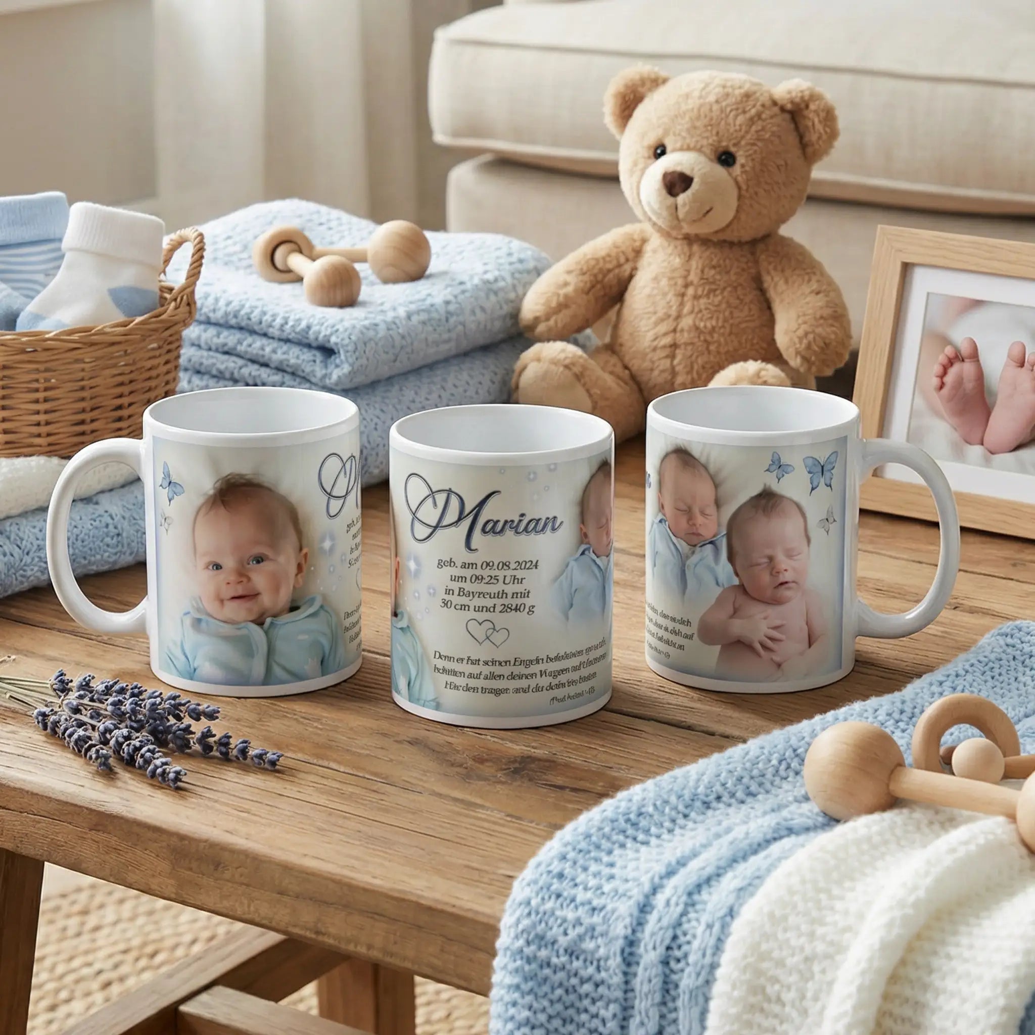 Baby-Tasse mit Namen Marian – personalisiertes Geschenk zur Geburt für Eltern und Großeltern – Foto-Mockup in gemütlicher Babyzimmer-Deko
