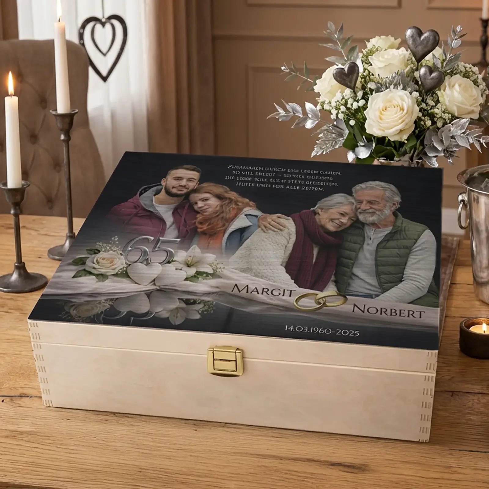 Holzbox zur Eisernen Hochzeit mit personalisiertem Fotomotiv, älteres Ehepaar und Hochzeitsfoto, Zahl 65, weiße Blumen und Herzen, dekoriert auf Holztisch im warmen Wohnambiente