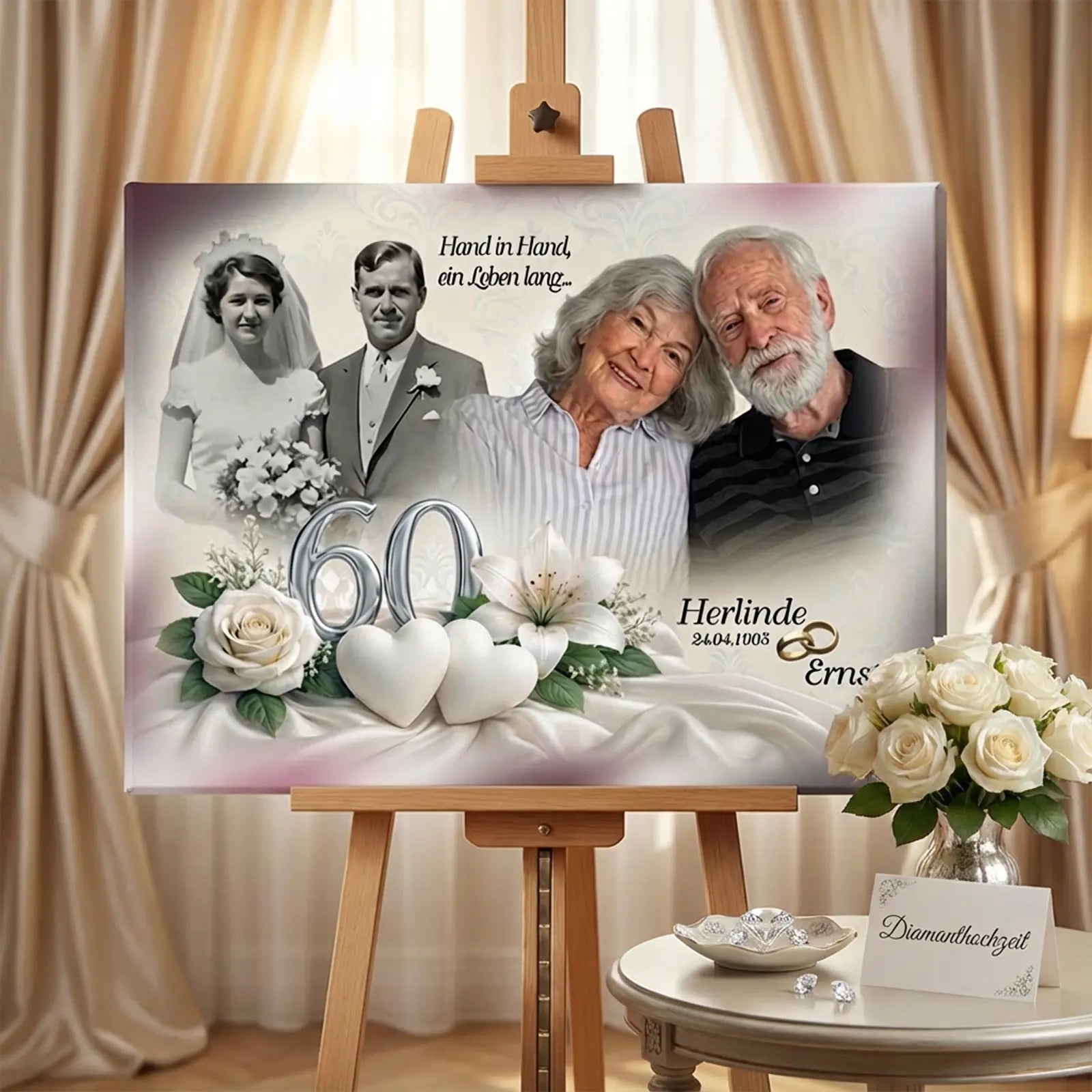 Personalisierte Leinwand zur Diamanthochzeit mit Fotomontage eines älteren Ehepaares, Hochzeitsfoto früher und heute, Zahl 60, weiße Rosen und Herzen, präsentiert auf Staffelei mit eleganter Dekoration im festlichen Ambiente