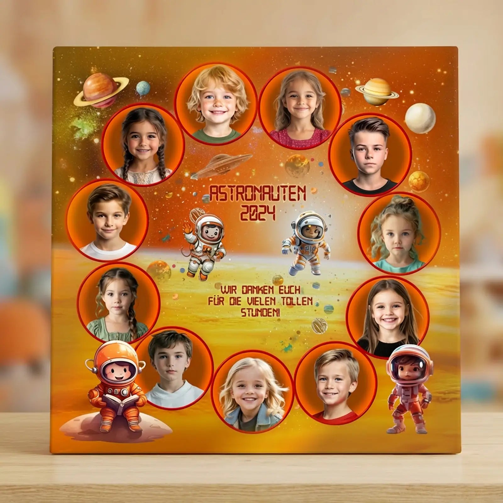 Orangefarbene Abschluss-Collage mit Comicfiguren und Kinderfotos für Kita oder Volksschule