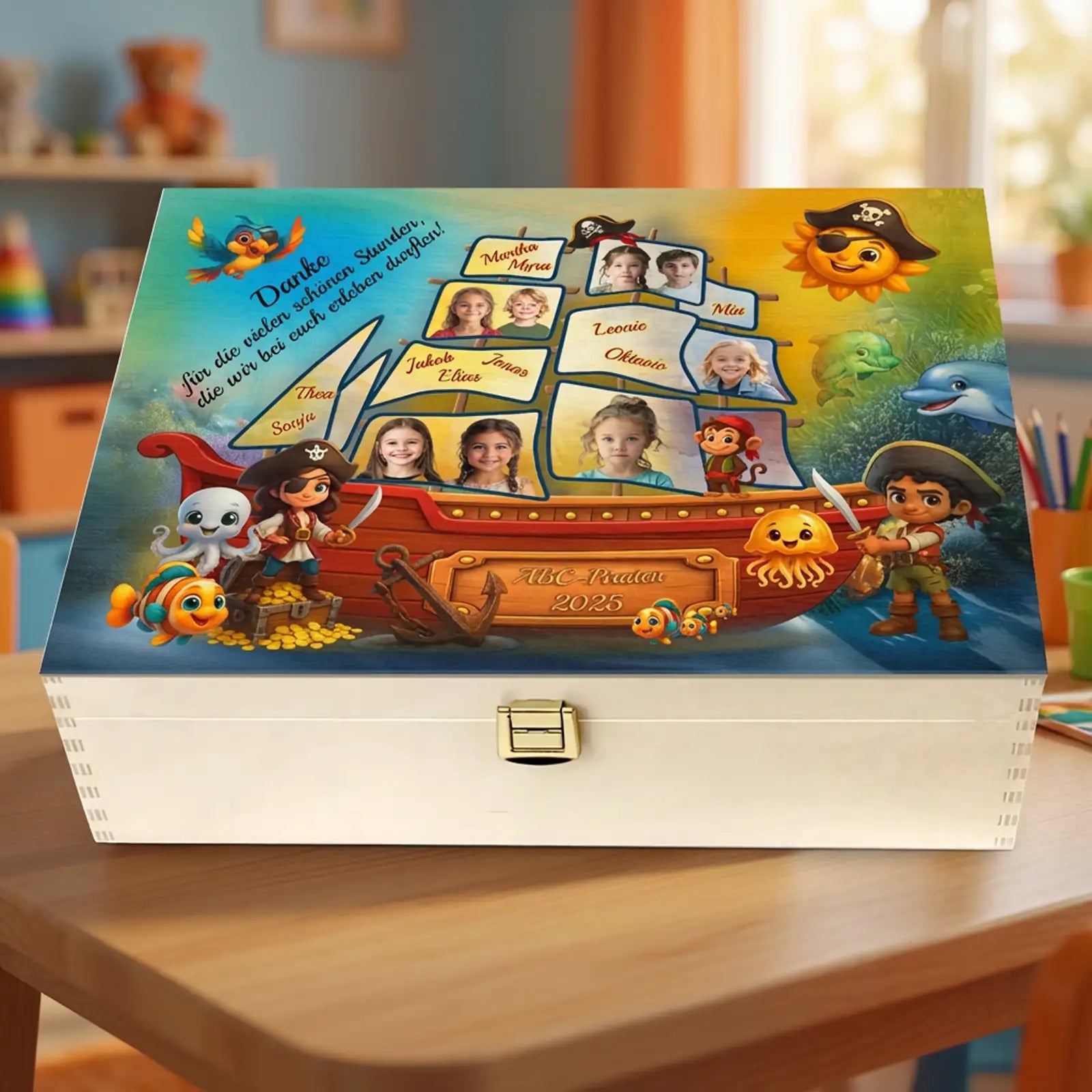 Personalisierte Fotogeschenk-Box mit Piratenmotiv für Kindergarten Abschied, Kinderfotos auf Leinwand, bunte Gestaltung im Klassenzimmer
