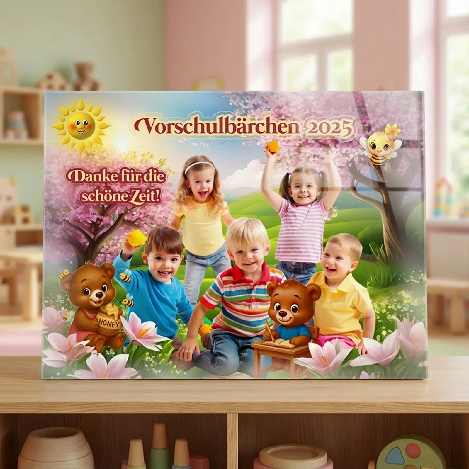 Acrylglas Bild im Kindergarten – personalisiertes Gruppenfoto von Kindern als Abschiedsgeschenk für Erzieherinnen, gestaltet zum Motto „Vorschulbärchen“ mit Bären, Blumen und frühlingshaftem Hintergrund.