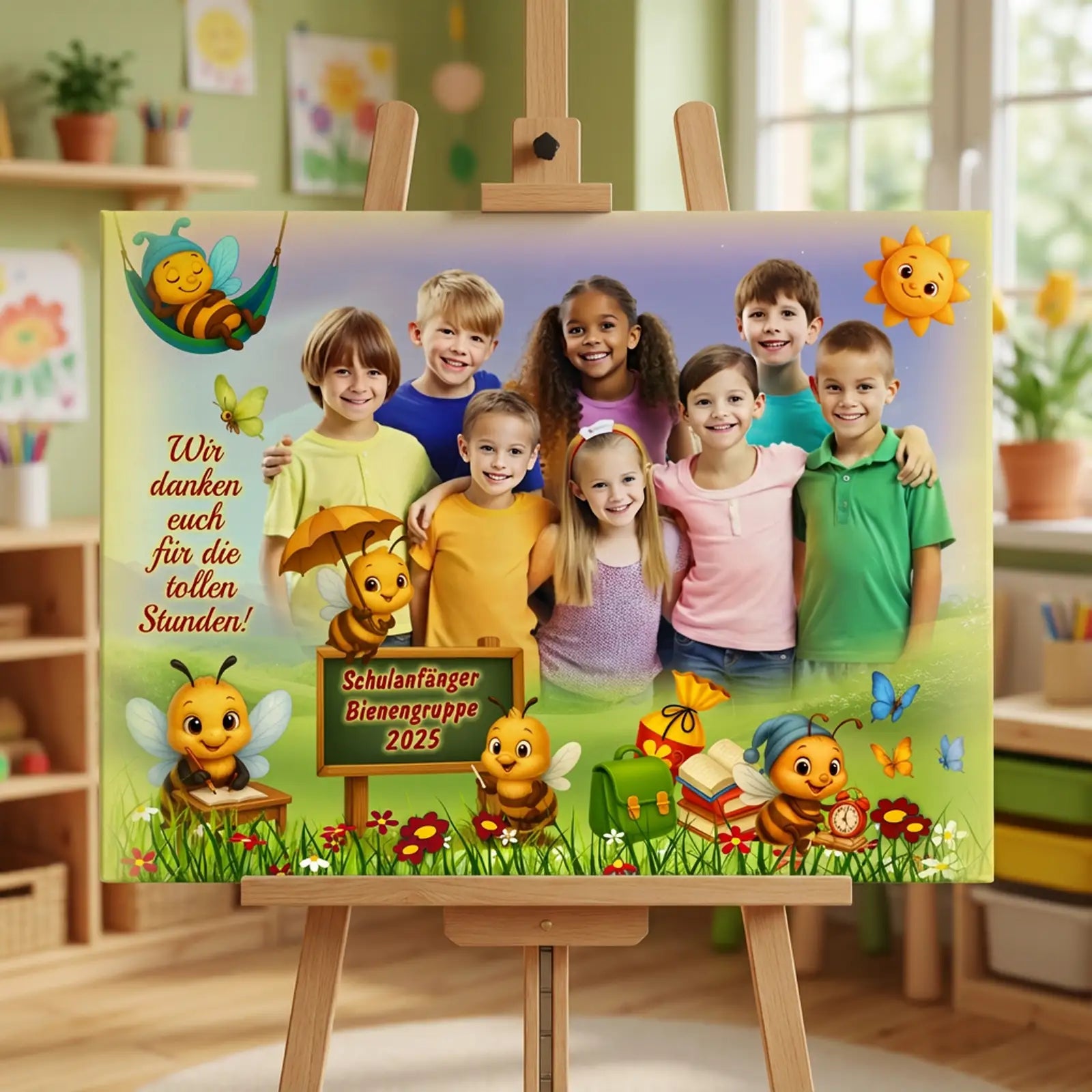 Kindergarten-Foto auf bunter Sommerwiese mit Bienen und Blumen, personalisierte Leinwand als Abschiedsgeschenk