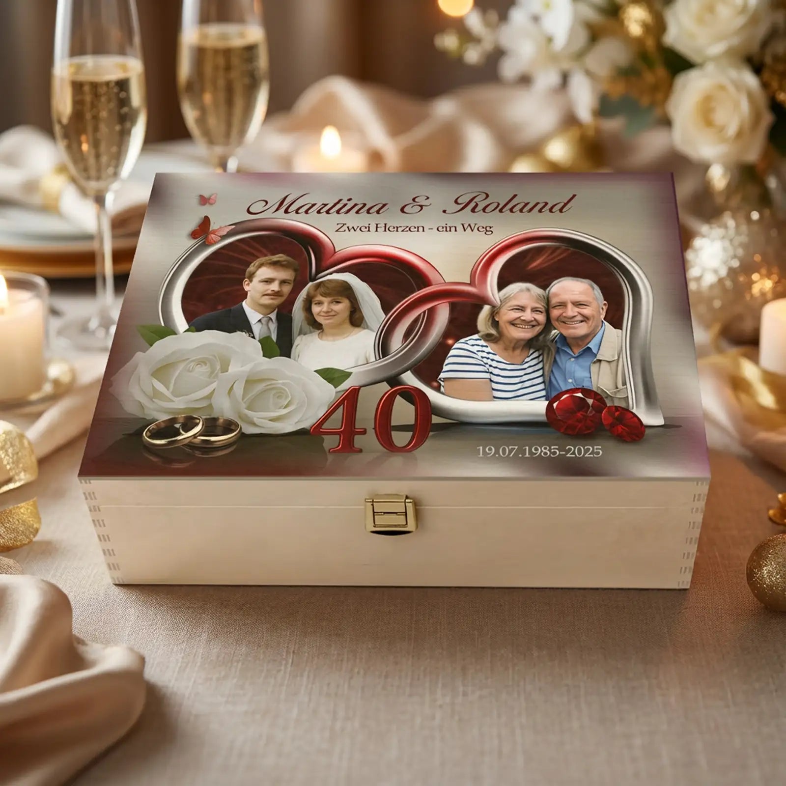 Personalisierte helle Holzbox zur Rubinhochzeit (40 Jahre) mit Fotodruck auf dem Deckel. Auf der Box sind zwei Paarfotos eines Ehepaares zu sehen, eingerahmt von roten Herzformen, dazu die Namen Martina und Roland, ein Glückwunschtext, goldene Trauringe, rote Schmucksteine sowie die Jubiläumszahl 40 mit Datum 19.07.1985–2025. Die Holzbox steht auf einem gedeckten Tisch, im Hintergrund sind unscharf Sektgläser, Kerzen und Blumen als dezente Feierdekoration zu erkennen. Geschenkidee zum 40. Hochzeitstag.