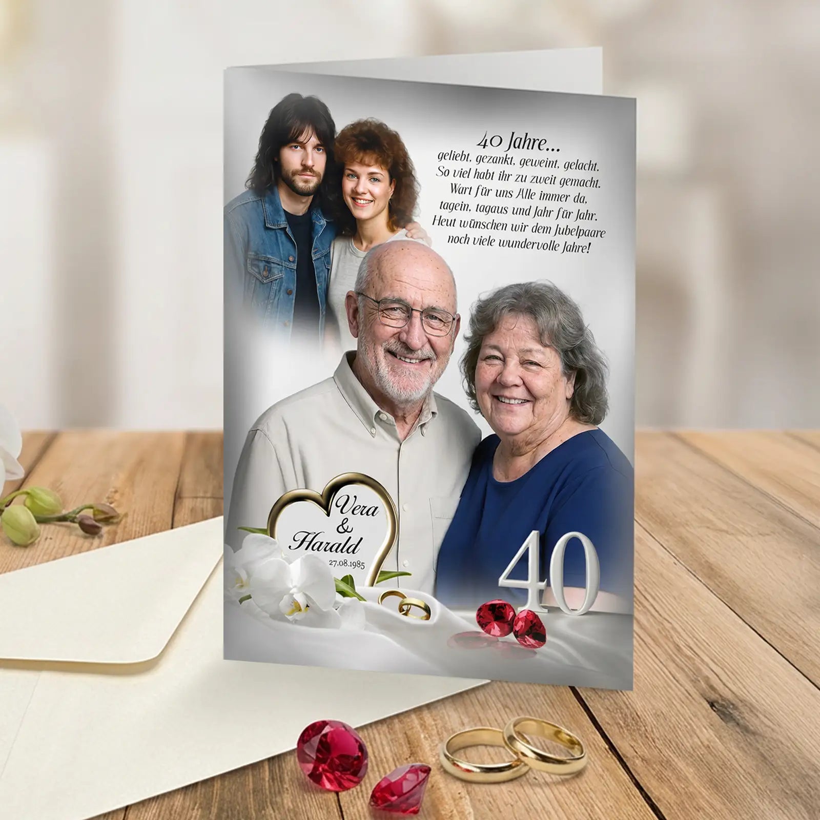 Personalisierte Grußkarte zur Rubinhochzeit im Hochformat mit aktuellem Paarfoto, kleinem Hochzeitsfoto darüber, goldenen Ringen, roten Rubinen, weißer Blüte und Jubiläumszahl 40