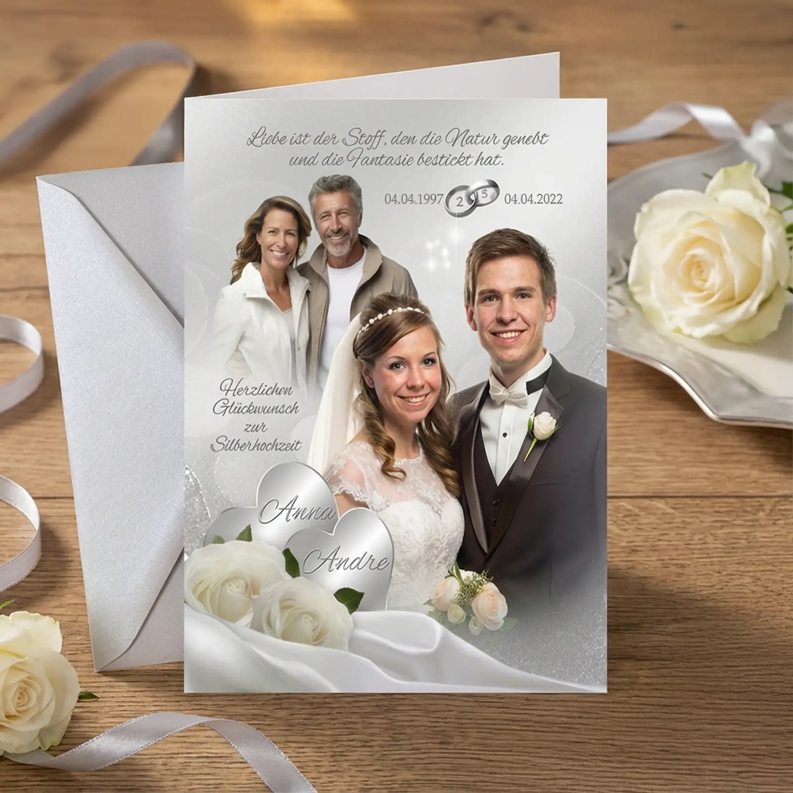 Personalisierte Grußkarte zur Silberhochzeit im Hochformat mit altem Hochzeitsfoto und aktuellem Paarfoto, weißen Rosen, silbernen Herzen und Namen des Jubiläumspaares.