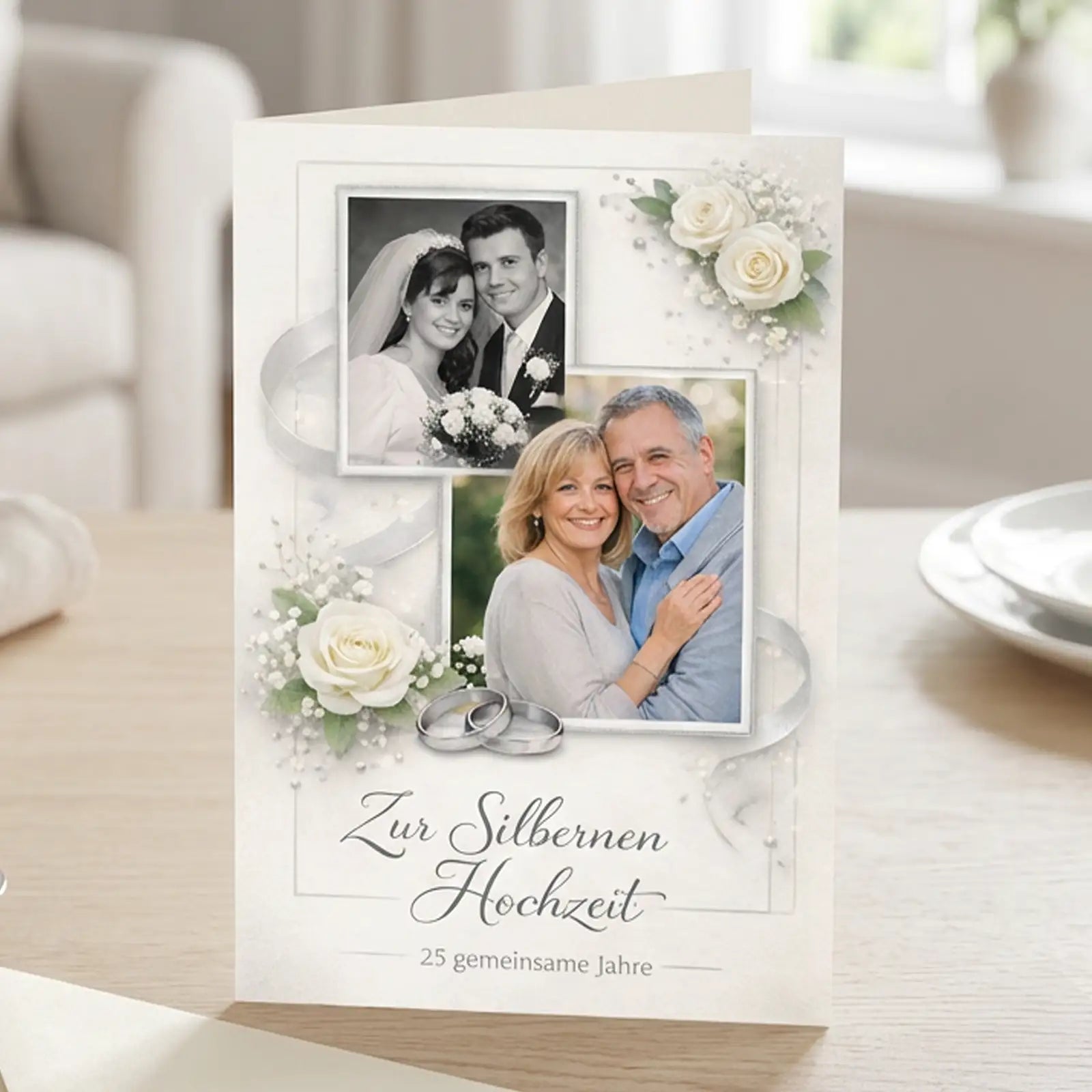 Personalisierte Grußkarte zur Silberhochzeit mit altem Hochzeitsfoto und aktuellem Paarporträt, gestaltet mit weißen Rosen, silbernen Eheringen und dem Schriftzug „Zur Silbernen Hochzeit – 25 gemeinsame Jahre“.