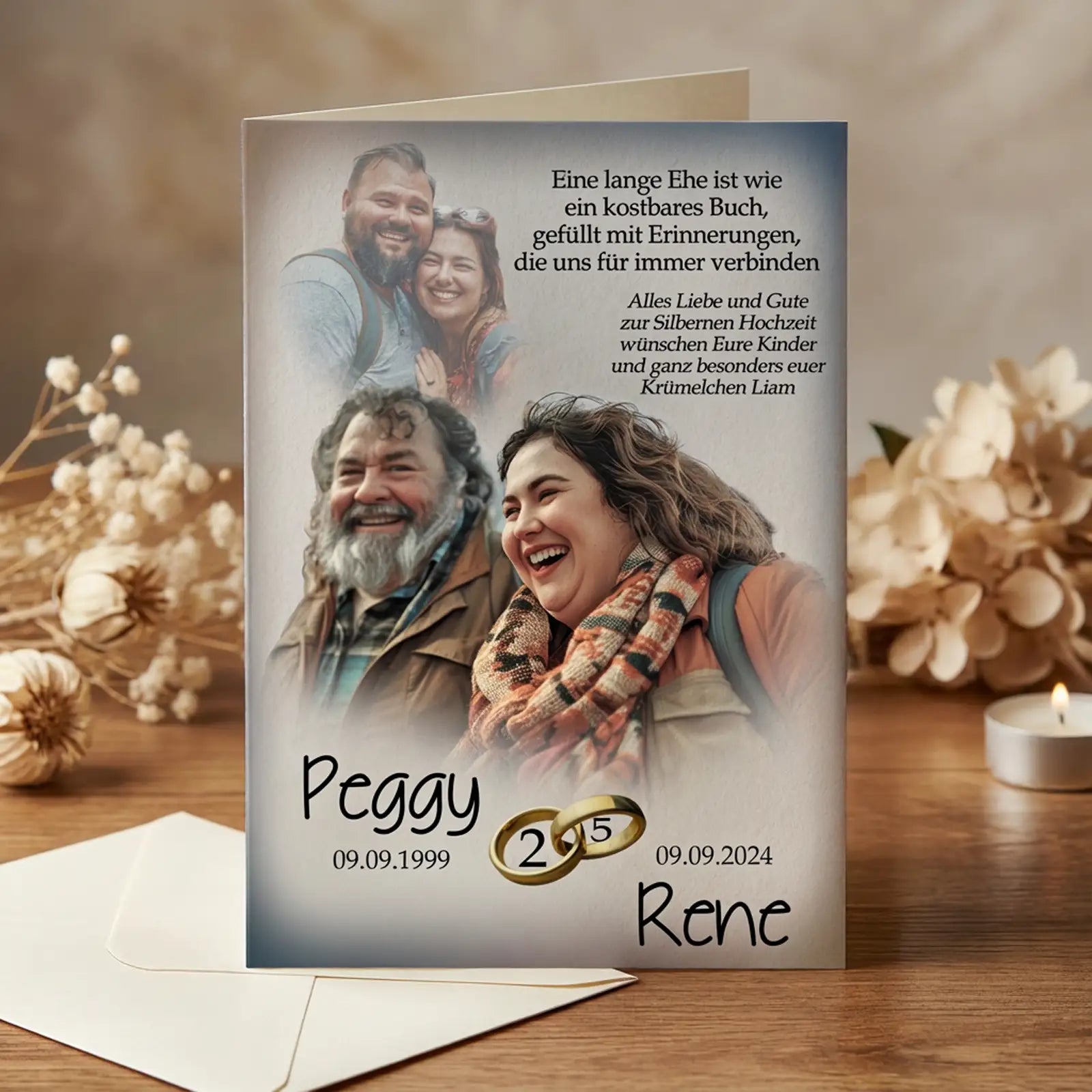 Personalisierte Grußkarte zur Silberhochzeit mit zwei Paarfotos eines Ehepaars aus verschiedenen Lebensphasen, warmem Naturhintergrund, Glückwunschtext der Familie, goldenen Eheringen und den Namen Peggy und Rene mit Datum zum 25-jährigen Jubiläum.