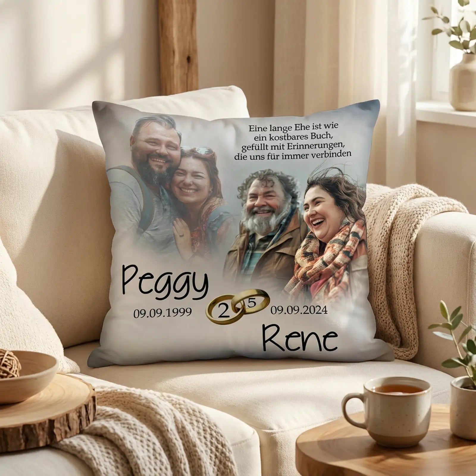 Personalisiertes Kissen zur Silberhochzeit mit damaligem Hochzeitsfoto und aktuellem Paarfoto, Namen und Jubiläumsdatum, Ringmotiv und Zitatzusatz, arrangiert auf einem Sofa in warmer Wohnatmosphäre.